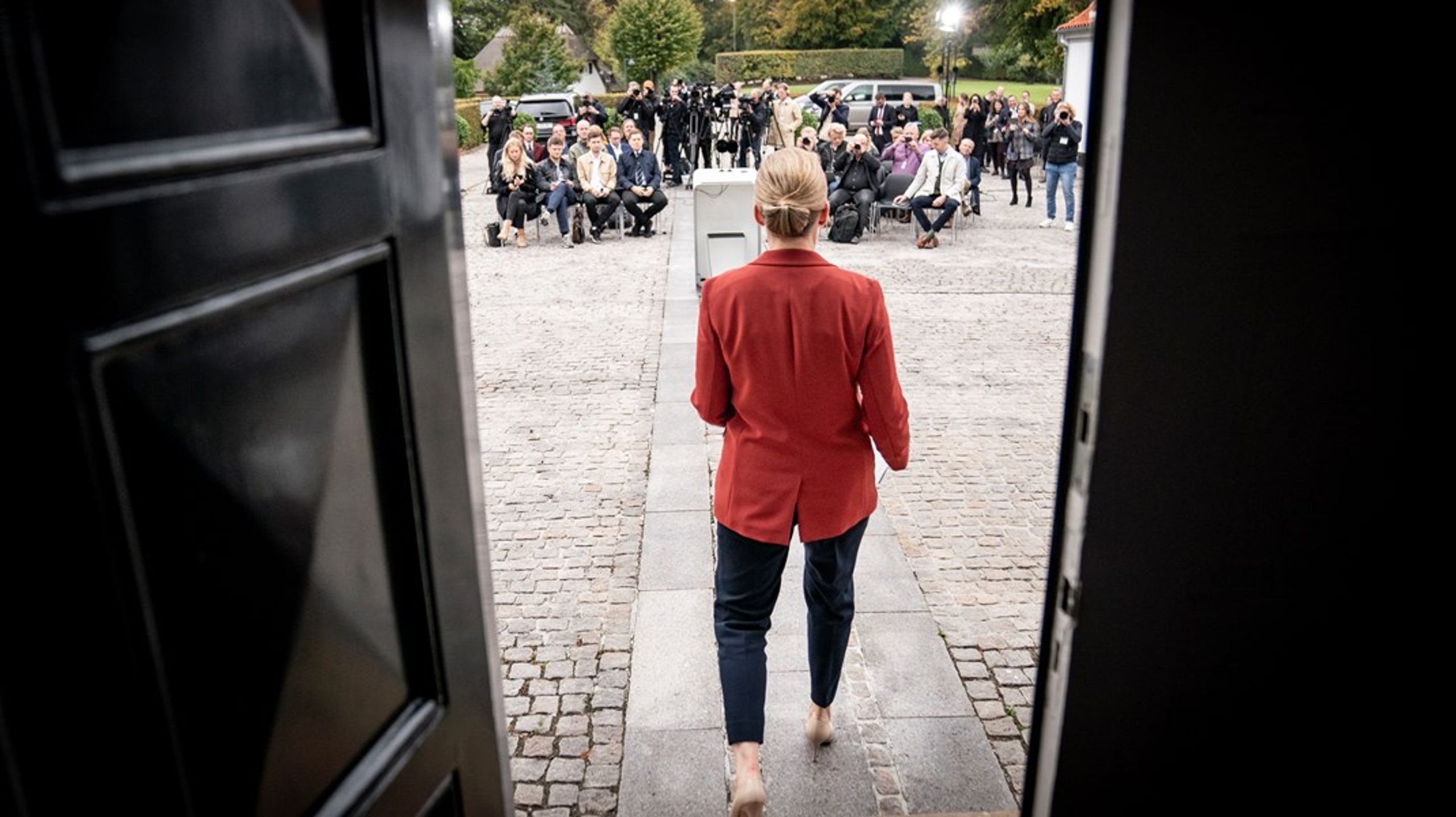 Netop fordi regeringen har flertal, har den også en historisk mulighed for at tage initiativ til en modernisering af vores demokratiske spilleregler og gøre op med statsministerens ret til at udskrive valg, når hun vil, skriver Thorstein Theilgaard.