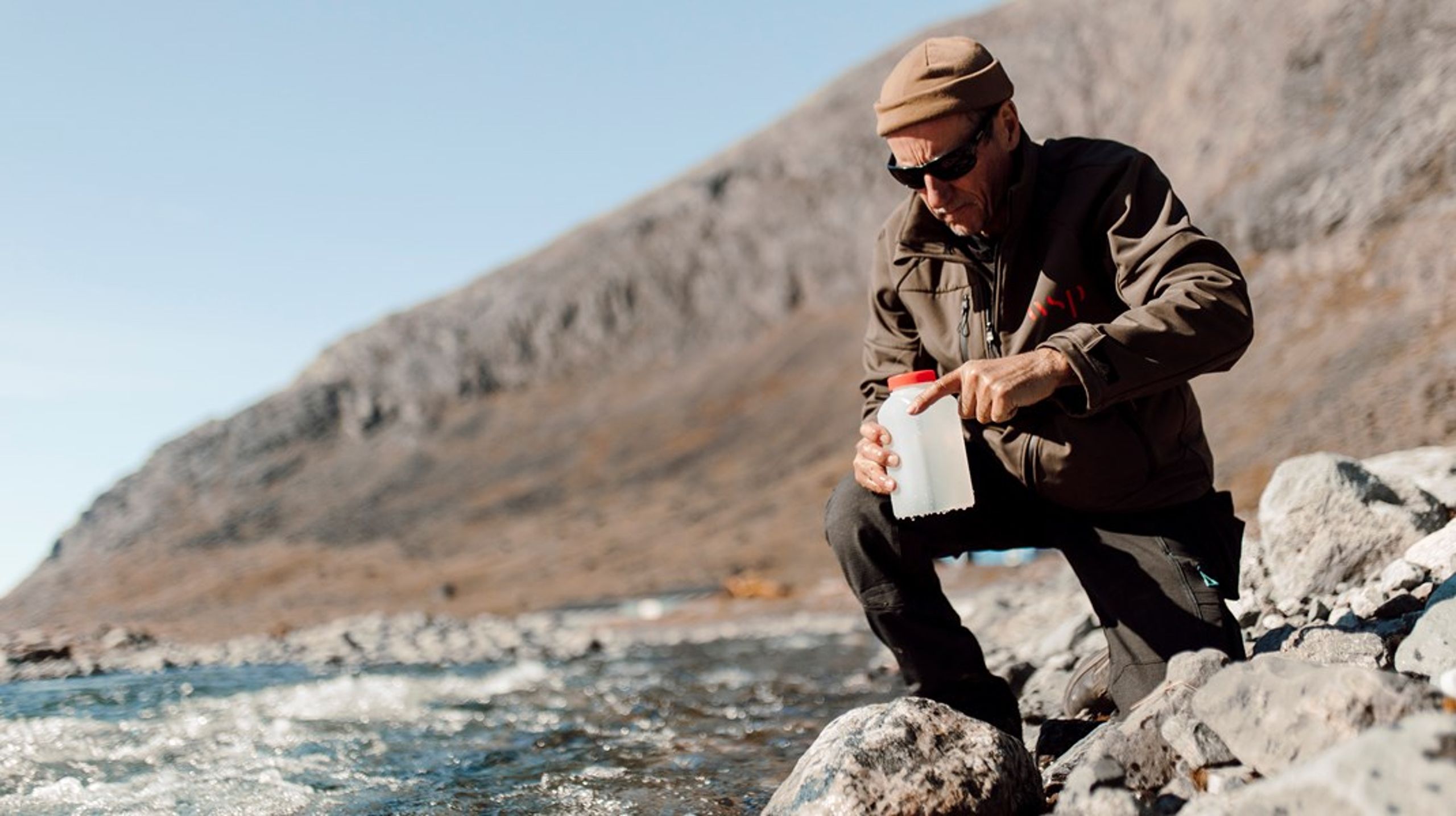 En hydrolog tager en vandprøve for Energy Transition Minerals nær Kvanefjeld, hvor det australske firma fortsat kæmper for at få lov til at udvinde sjældne jordarter og uran.&nbsp;