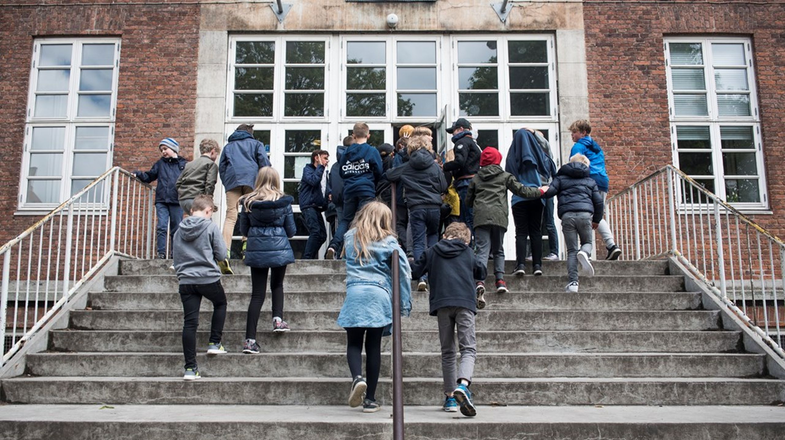 Vi risikerer, at den demokratiske samtale og evnen til at forstå den verden, vi lever i, dør ud, hvis ikke vi fra barnsben lærer at tale sammen om den. Og det er her, skolen skal gå forrest og hjælpe os med at snakke om det, der er svært, skriver Magnus Herrmann.