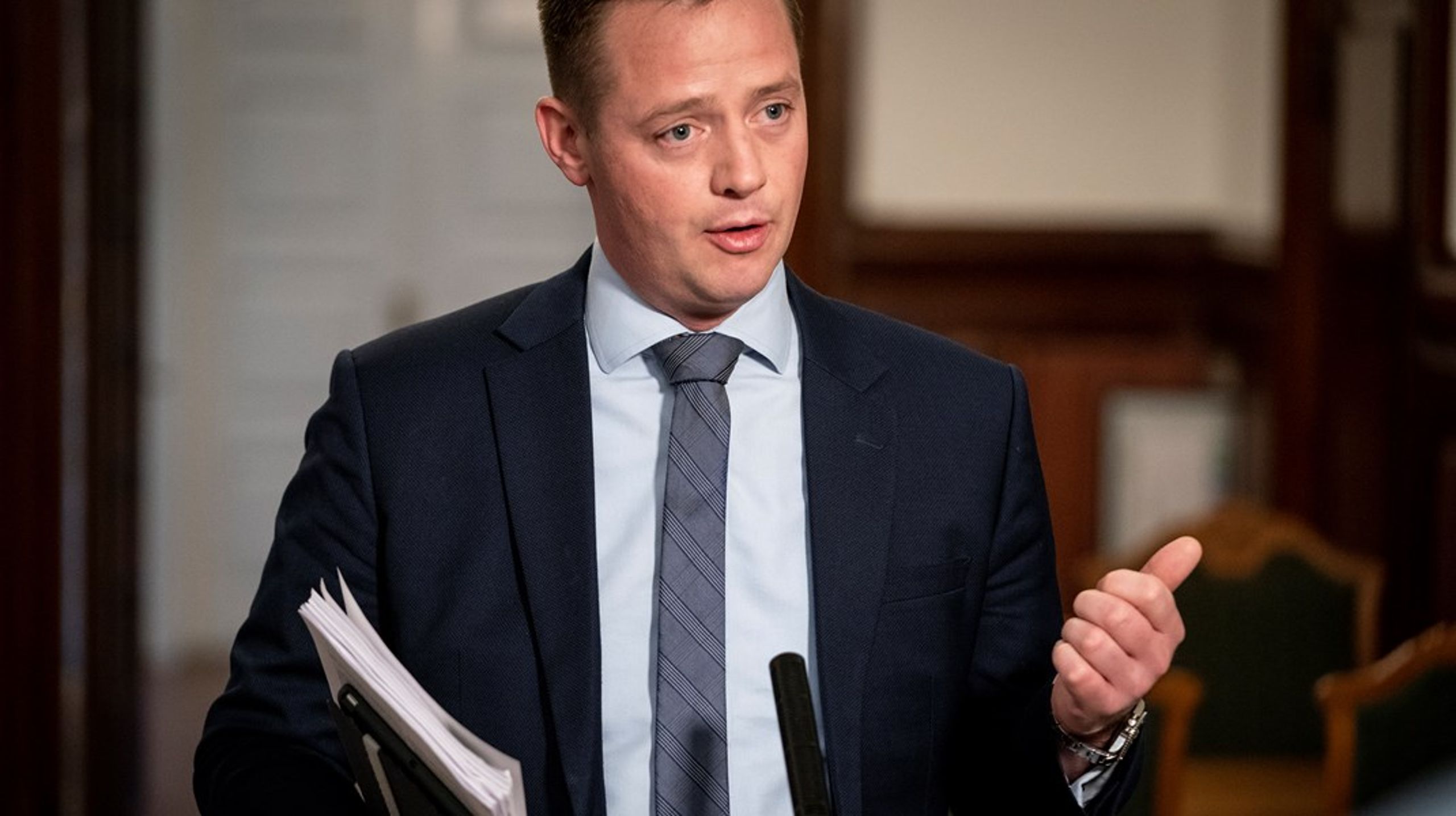 "Jeg kan ikke på nogen måde se, at der er lagt låg på ting," svarede transportminister Thomas Danielsen (V), da han onsdag blev spurgt til DSB-direktør Flemming Jensens udtalelser om arbejdsmiljøproblemer hos DSB.&nbsp;