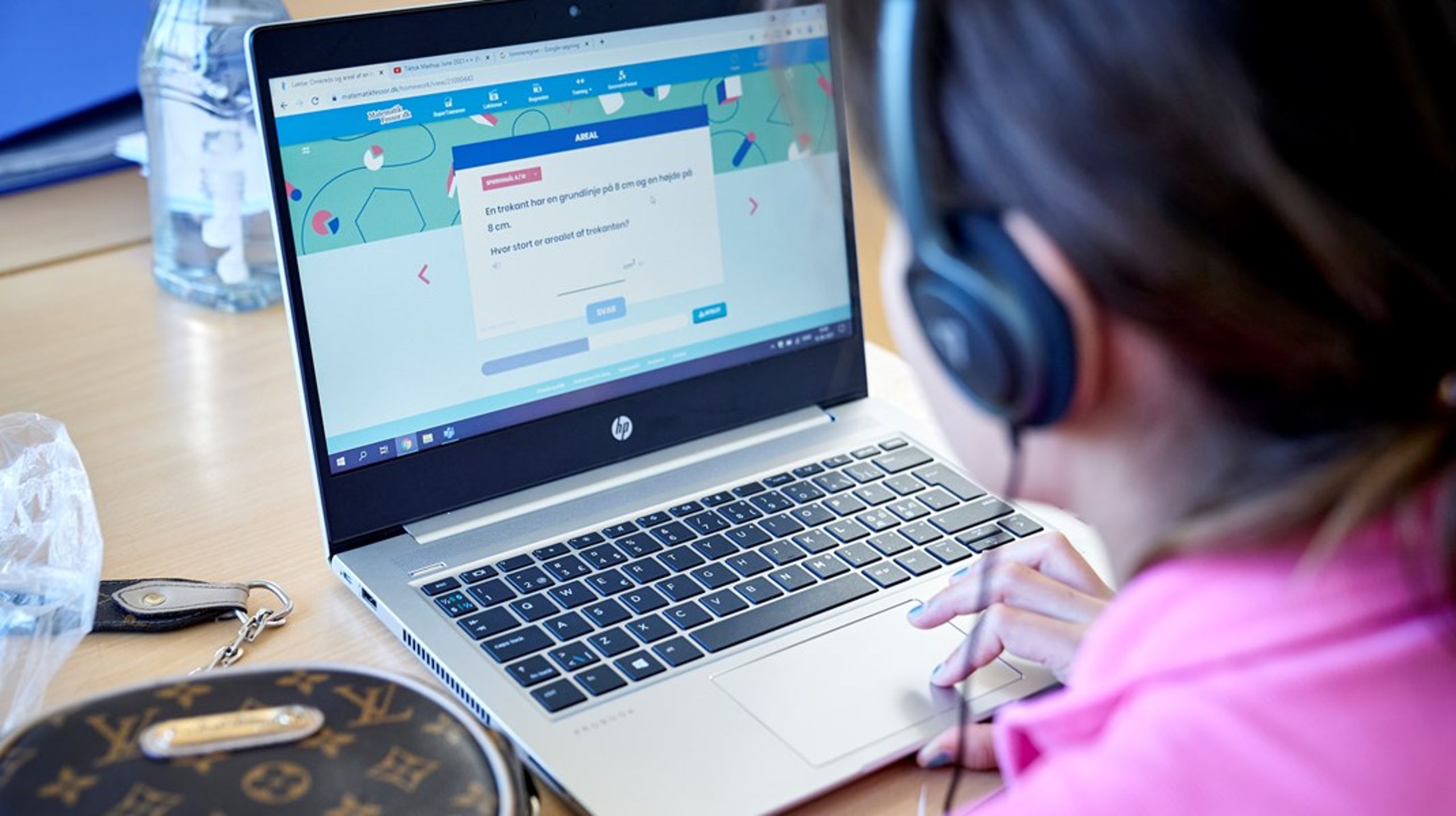 Med en gennemdigitaliseret folkeskole er bærbare computere i dag universelle. På billedet ses&nbsp;en Windows-maskine - ikke en af Googles Chromebooks, som 51 kommuner har fået kritik for at bruge.&nbsp;