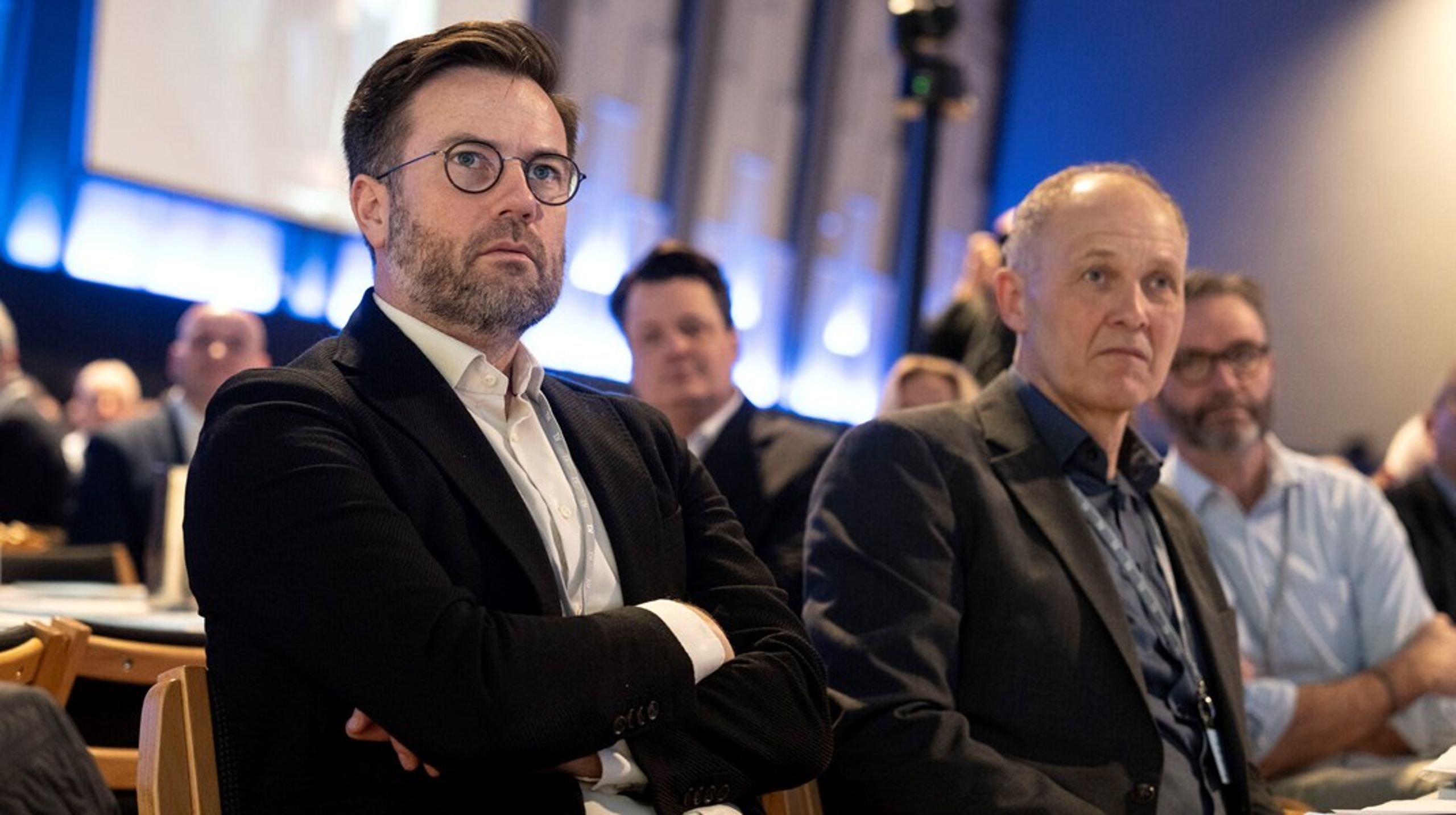 Odense Kommunes borgmester Peter Rahbæk Juel (tv.) overtager formandsposten i KL fra Martin Damm (th.) ved KL's kommunalpolitiske topmøde til marts. Hvem de 15 øvrige bestyrelsesmedlemmer bliver, ser Altinget nærmere på her.