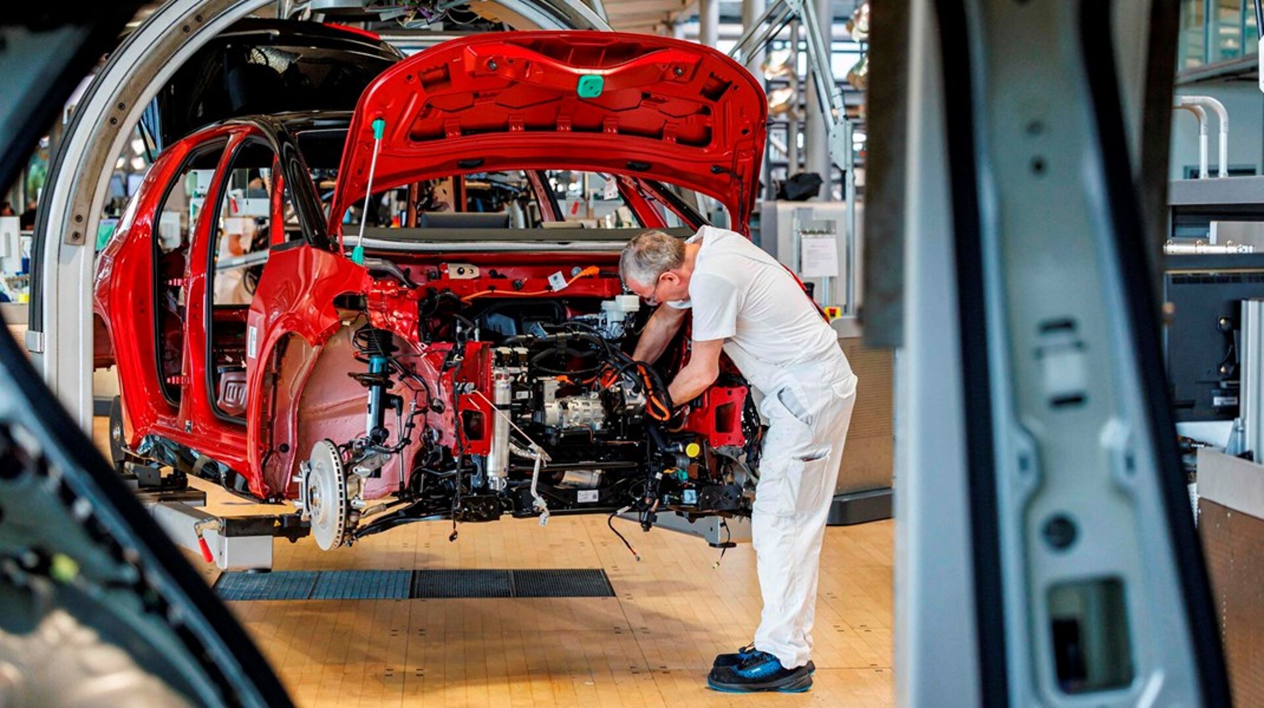 Salget af elektriske biler produceret i EU - som denne Volkswagen ID3 under samling på en fabrik i Dresden - er presset af hård konkurrence fra især Kina.