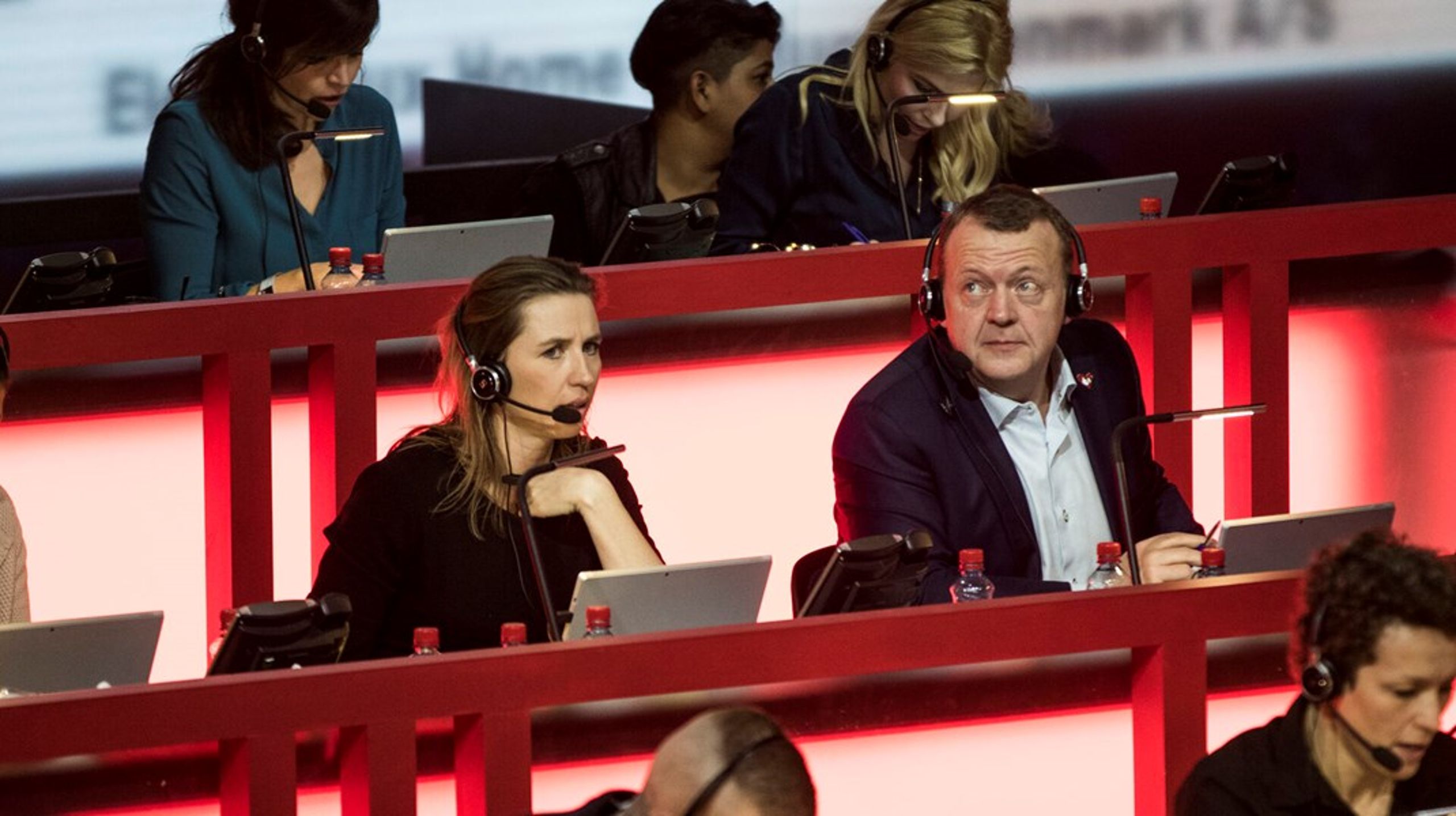 Toppolitikere har i flere år stillet sig til rådighed i forbindelse med landsindsamlinger. Her ses Mette Frederiksen (S) og daværende V-statsminister Lars Løkke Rasmussen ved Danmarks Indsamlingen i 2016.