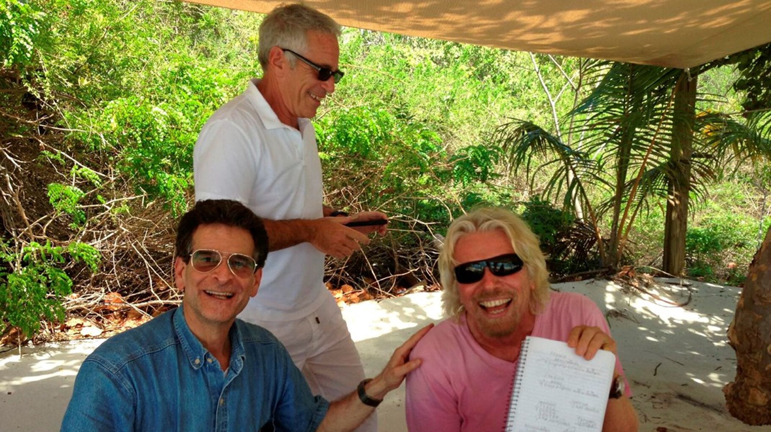 Jeffrey Epstein (bagerst) i selskab med den britiske filantrop og forretningsmand Richard Branson (th.) og den amerikanske opfinder og filantrop Dean Kamen på et udateret foto fra Epstein-filerne.
