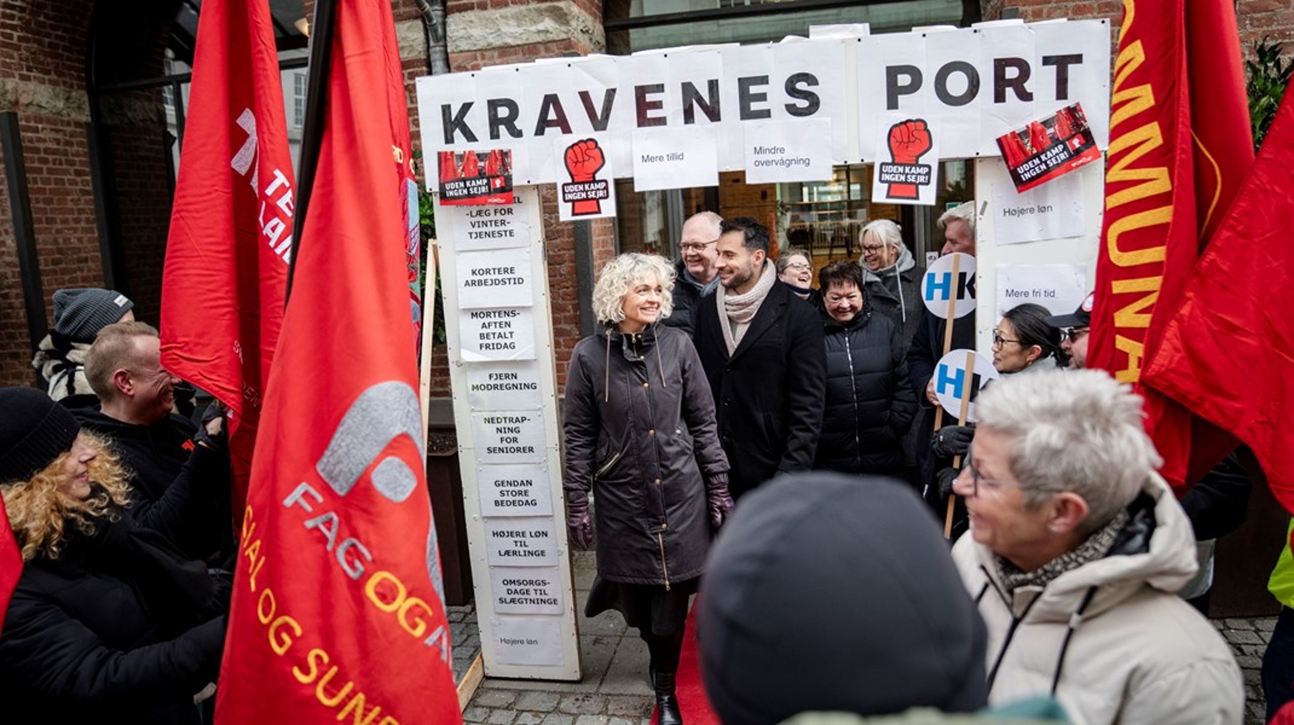 Der var liv og glade dage, da de offentlige ansatte sygeplejersker, sosu'er og HK'ere startede overenskomstforhandlingerne med KL og sideløbende med Danske Regioner (billedet). Men forhandlingerne trækker ud.