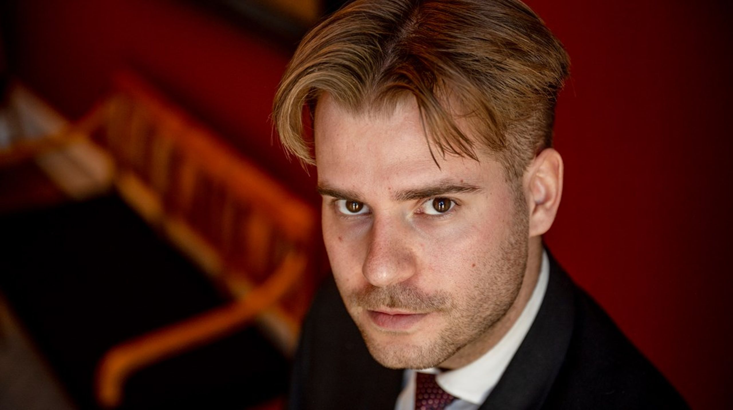 Genopbygning er ikke en moralsk øvelse. Det er rendyrket udenrigspolitisk strategi. Og den, der betaler, har retten til at bestemme, skriver Mitchel Oliver.