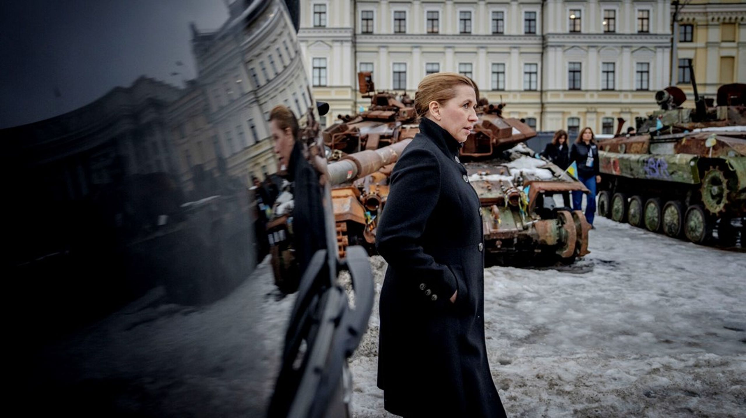 Statsminister Mette Frederiksen besøgte tirsdag Ukraine for at markere fire-årsdagen for Ruslands invasion. Nu vil hun og regeringen begrænse ukrainske flygtninges adgang til ophold i Danmark.