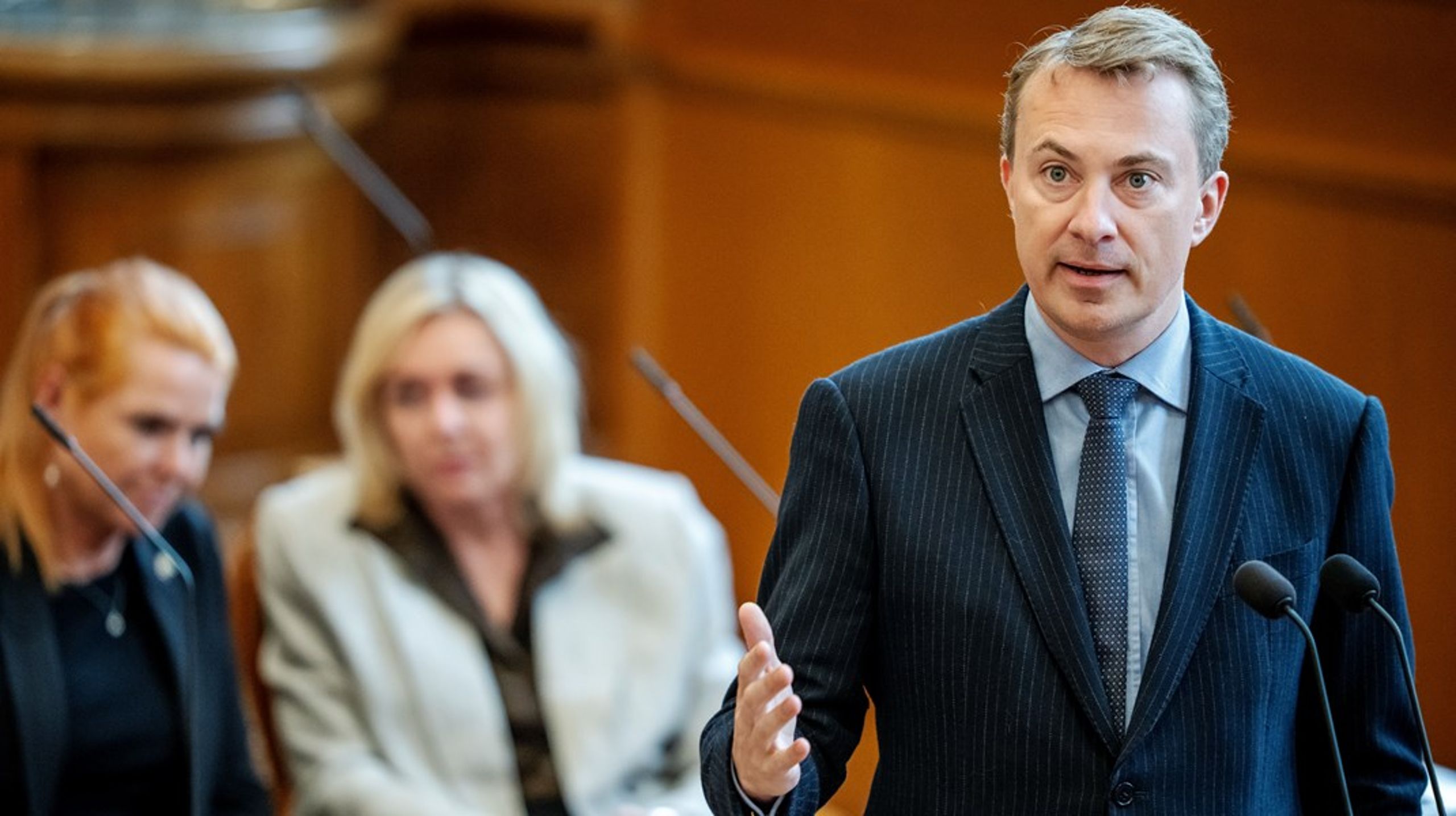 Dansk Folkepartis Morten Messerschmidt har allerede lovet billigere benzin- og diesel til danskerne, hvis blå blok ender med magten.&nbsp;