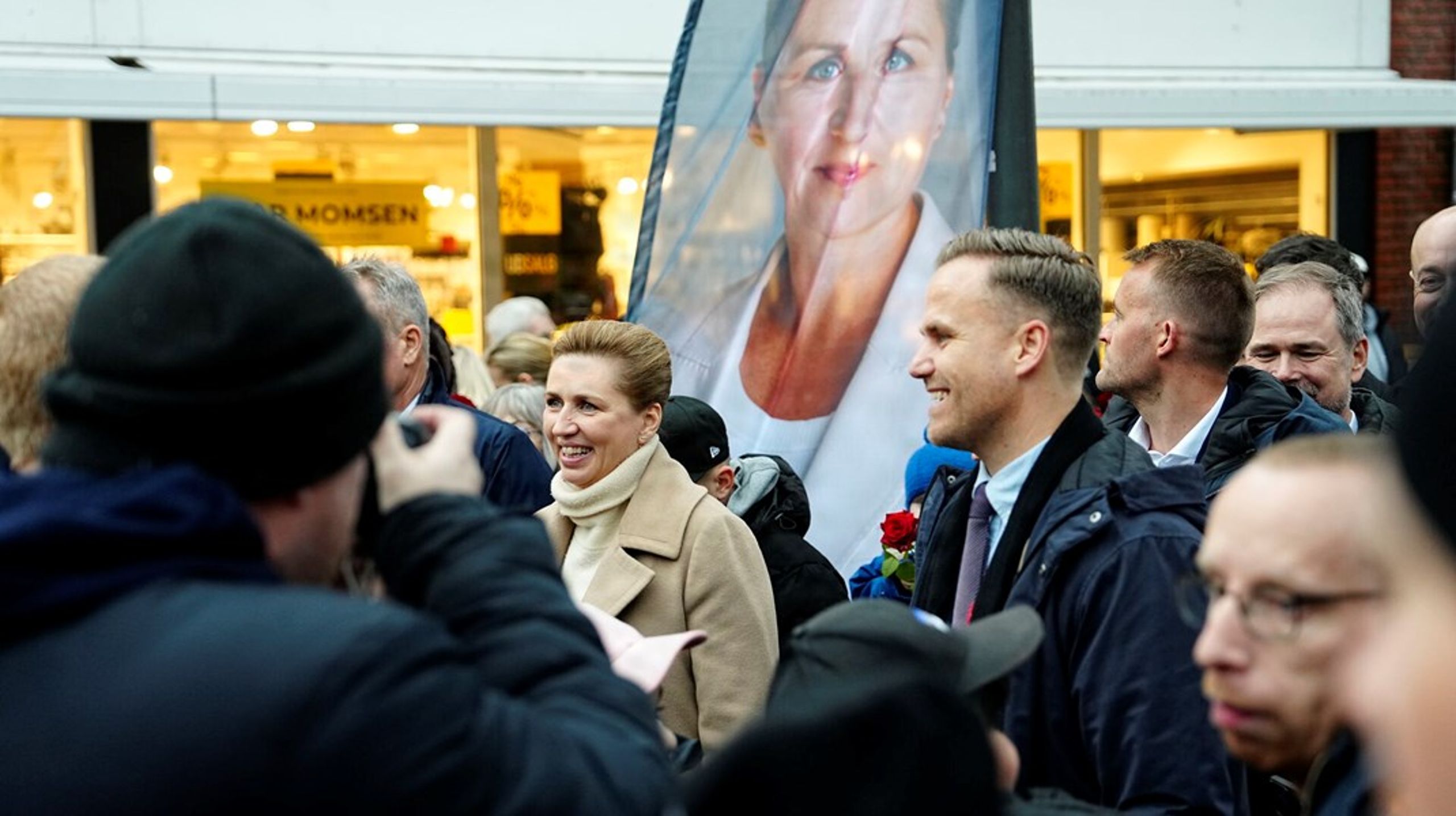 Statsminister Mette Frederiksen (S) udskrev torsdag valg med løftet om mindre skoleklasser i indskolingen og skød kort tid efter sin valgkamp i gang i Herlev sammen med kommunens socialdemokratiske borgmester Marco Damgaard (th.).