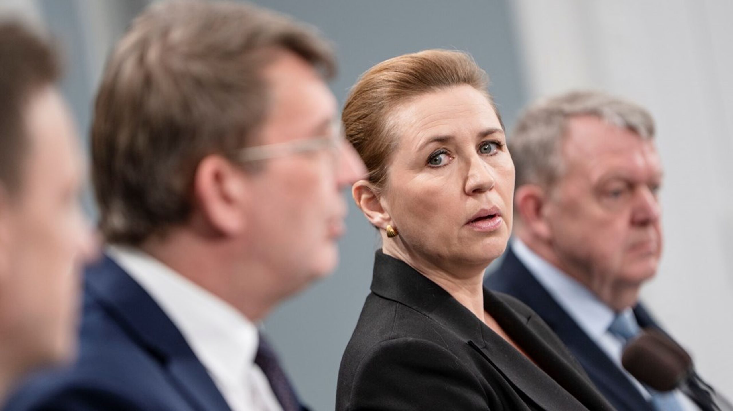 Når politikere taler om, at danskheden er truet, rejser det et centralt spørgsmål: Hvad er det egentlig, der opleves som truet?&nbsp;Er det retsstatens principper eller forestillingen om et homogent og implicit hvidt Danmark, skriver&nbsp;Mira C. Skadegård.