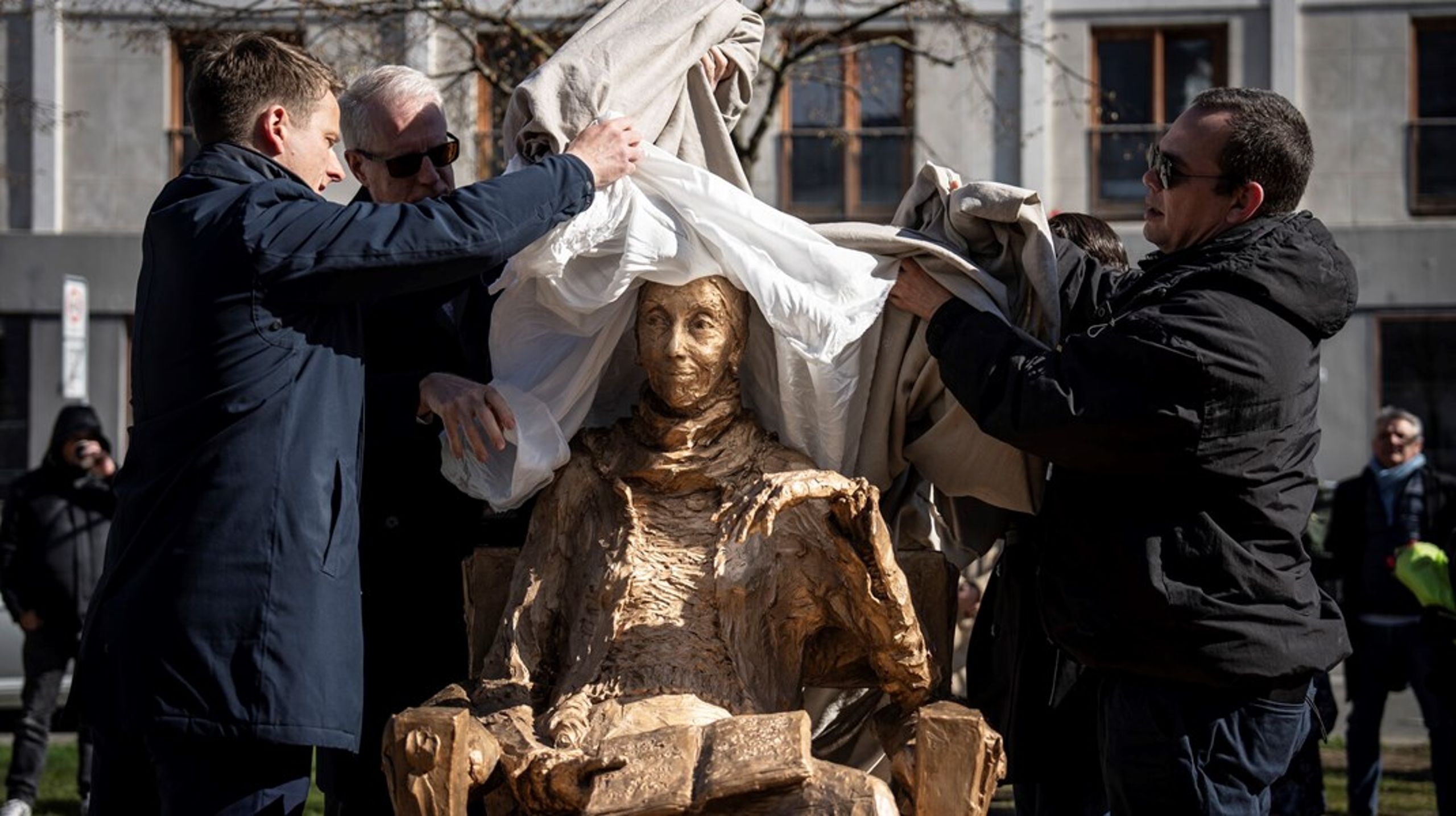 Problemet er ikke, at kvinder får statuer. Problemet er, at vi svarer på århundreders strukturel udelukkelse med den samme monumentale logik, der skabte udelukkelsen, skriver&nbsp;Jane Mylenberg.