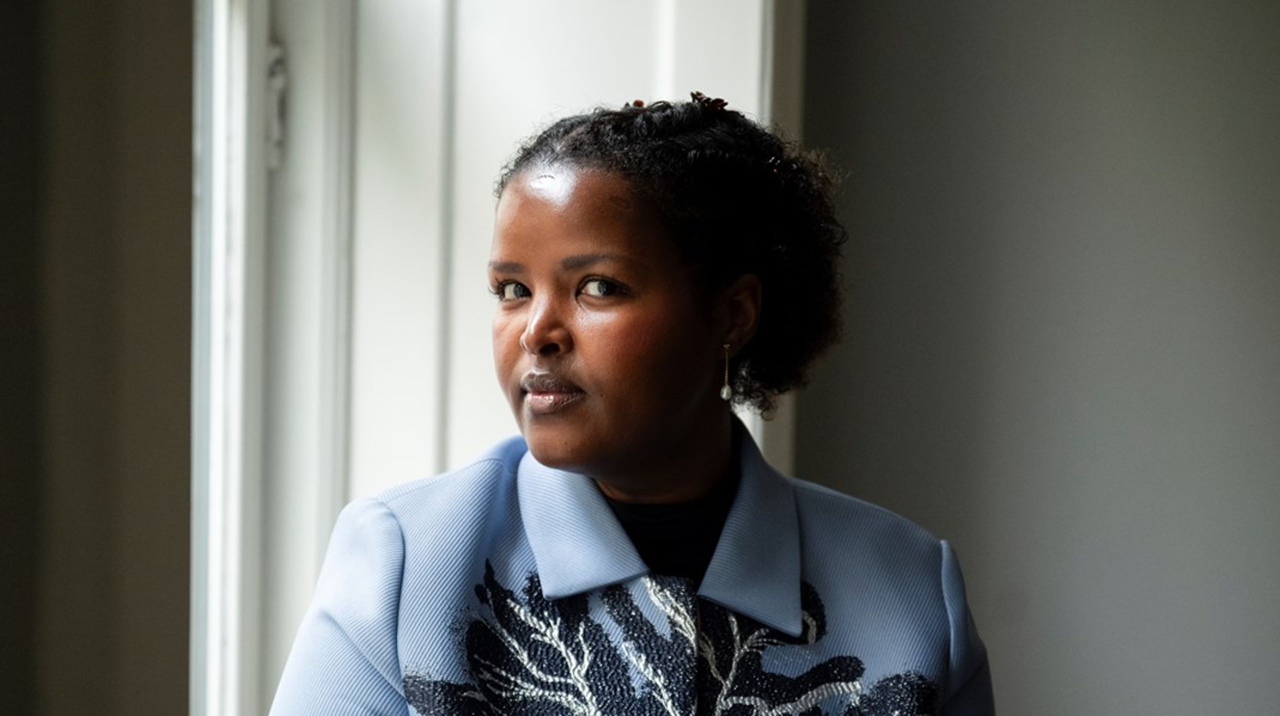Hvis kulturel modstandskraft skal være mere end et smukt ord i en urolig tid, kræver det, at vi tør diskutere, hvem der bærer ansvaret, skriver Naima Yasin.