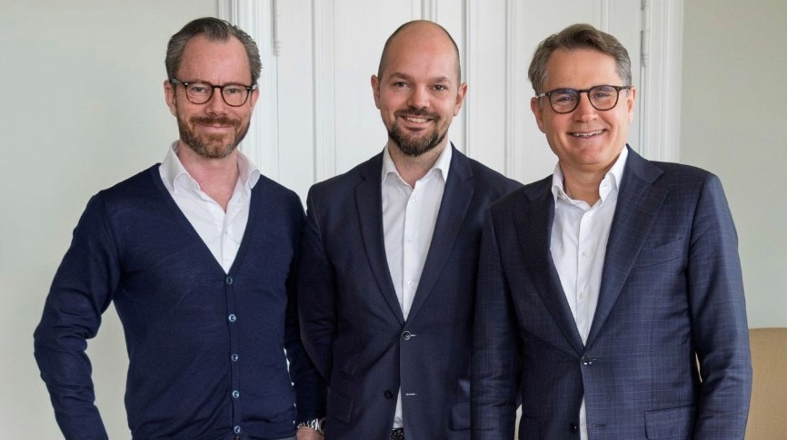 I midten ses Kristian Dambo-Korch, der netop er udnævnt til ny international chef i Dansk Erhverv. Han står her sammen med&nbsp;topchef Brian Mikkelsen og vicedirektør Jakob Ellemann-Jensen i Dansk Erhverv.