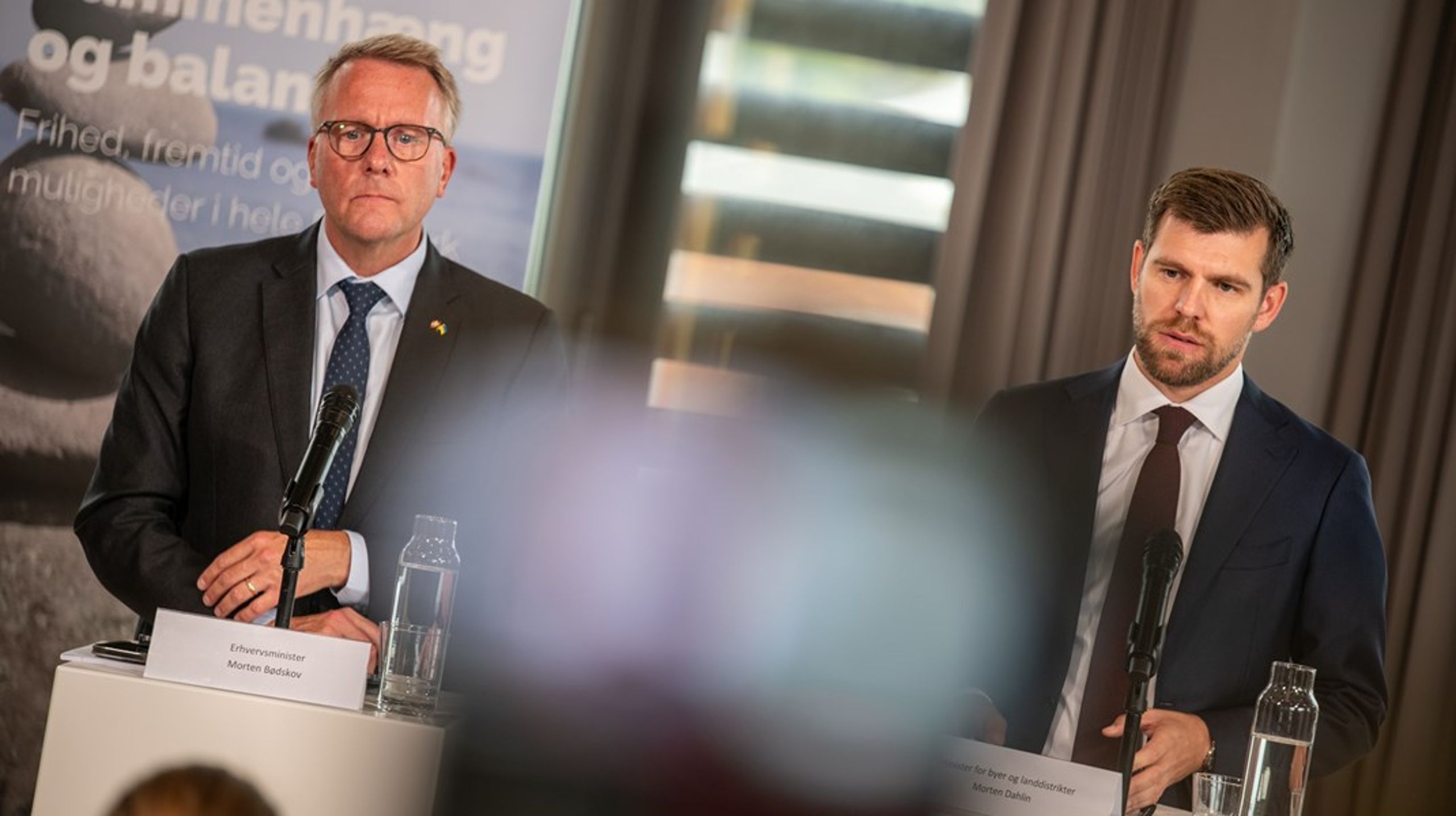 Erhvervsminister Morten Bødskov (S) kalder Ring 5-motorvejen "vigtig", mens minister for byer og landdistrikter Morten Dahlin (V) mener, at den bør endegyldigt droppes.&nbsp;