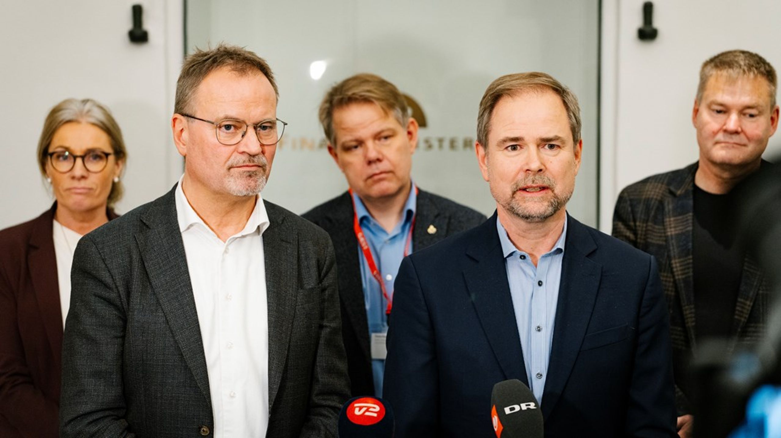 Valgudskrivelse betyder, at de endelige forhandlinger mellem de enkelte fagforeninger og Finansministeriet om OK26 for de statslige ansatte er udskudt. På billedet ses forrest finansminister Nicolai Wammen (S) og CFU-formand Gordon Ørskov Madsen fra et doorstep efter et sættemøde i december 2025.