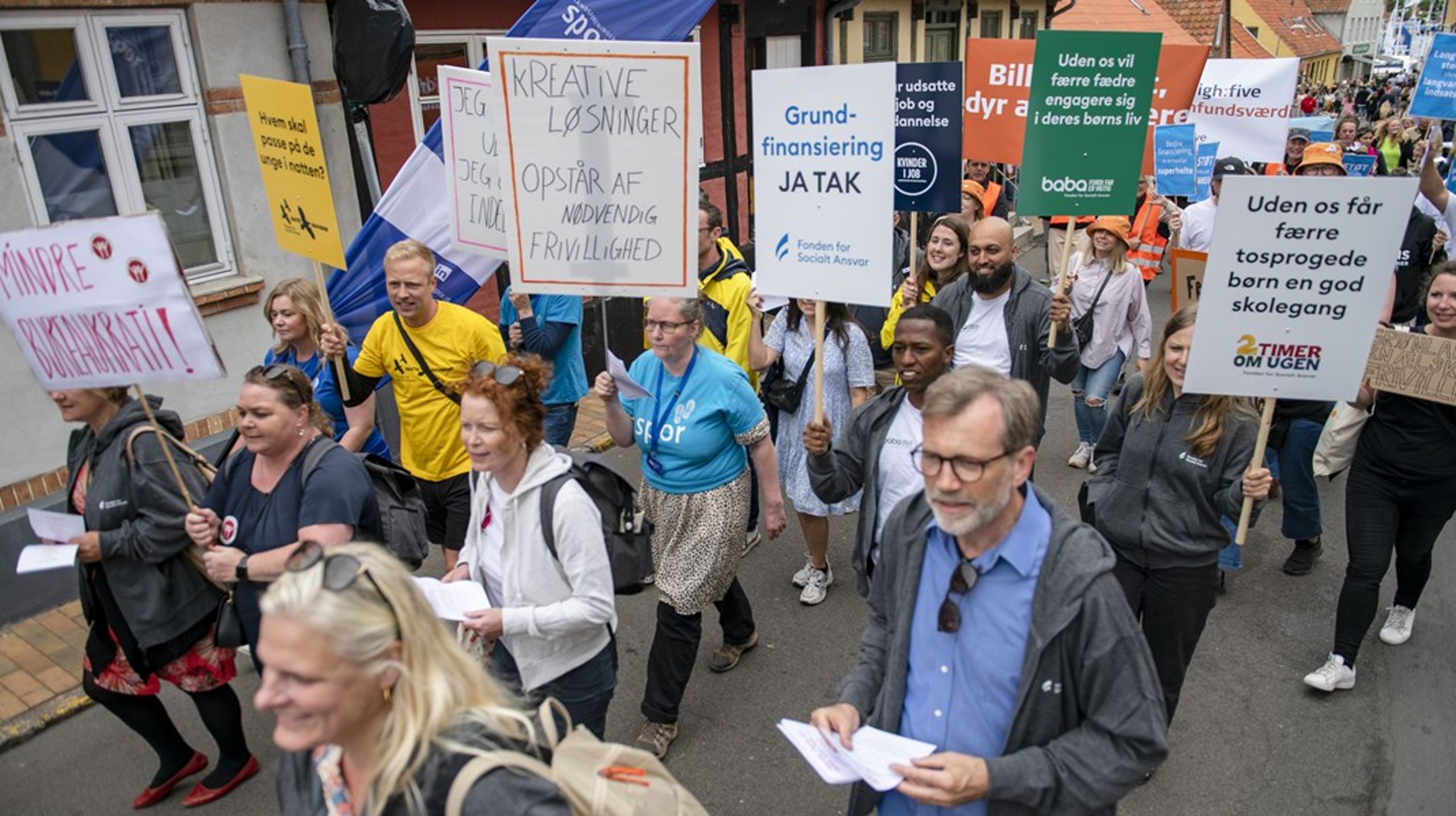 Til folkemødet i 2022 samledes frivillige sociale organisationer til en demonstration om den grundfinansiering, som kom til at indgå i regeringsgrundlaget for SVM-regeringen. Nu er der udskrevet valg igen, men det er svært at få øje på frivillighed og civilsamfund i valgkampen, og måske er den frivillige sektors 'prime time' også først omkring regeringsdannelsen? <i>Arkivfoto.</i>