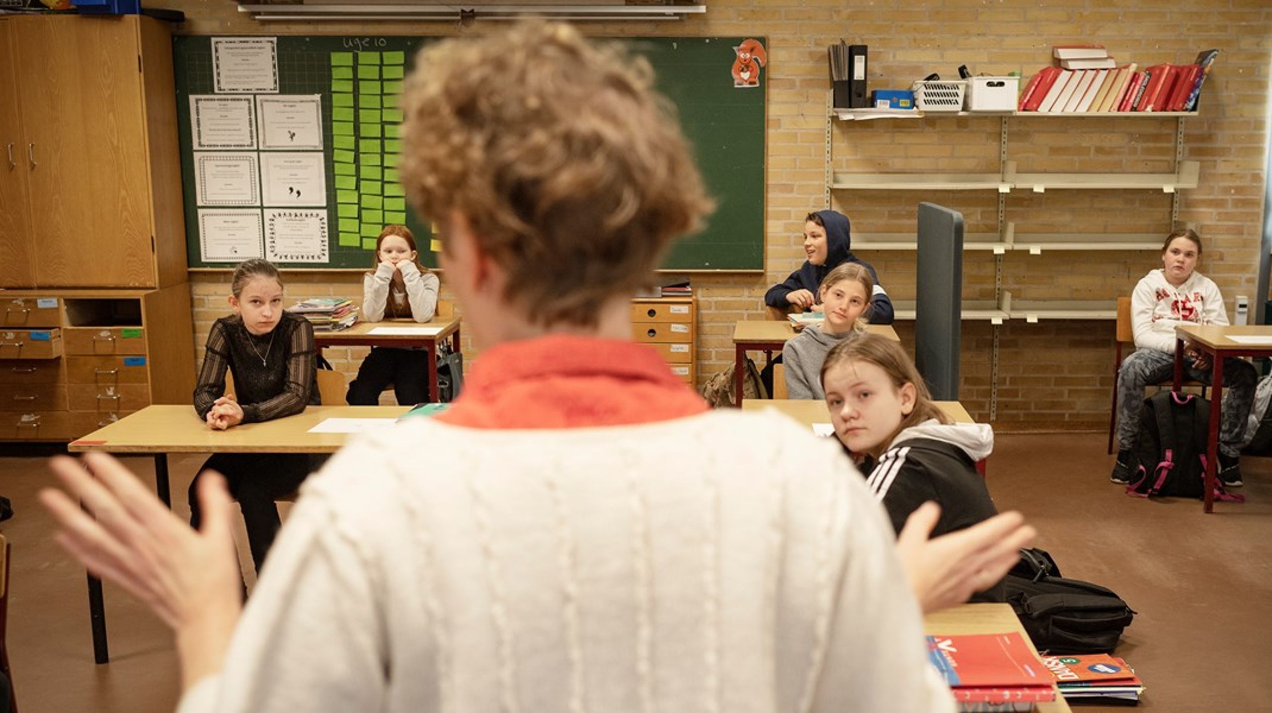 Hvis lærernes autoritet skal styrkes, må der være tydelig sammenhæng mellem de politiske ambitioner og de signaler, der sendes gennem forvaltningens sprog og praksis, skriver Mikkel Elsinger og Rikke Johansen.