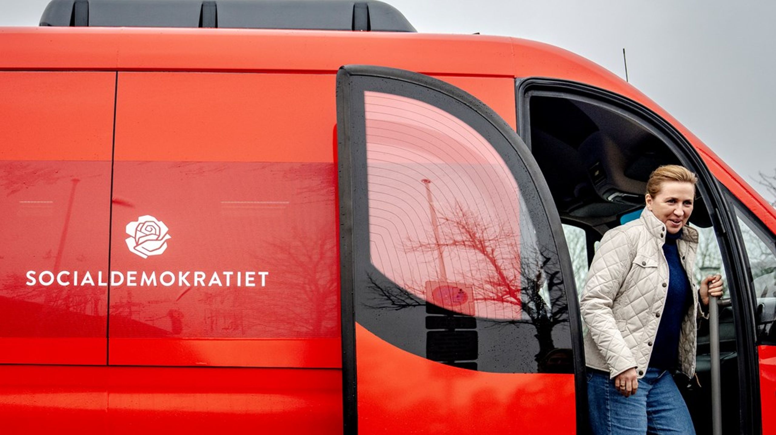 Socialdemokratiet går til valg på at indføre en formueskat for de rigeste danskere. Erhvervsorganisationer og borligerlige politikere har det med at gribe til en klassiker, når nogen foreslår en ny eller øget beskatning: Danmark bliver fattigere. Forskningen viser noget andet, skriver Sofie Holme Andersen og Sune Caspersen.