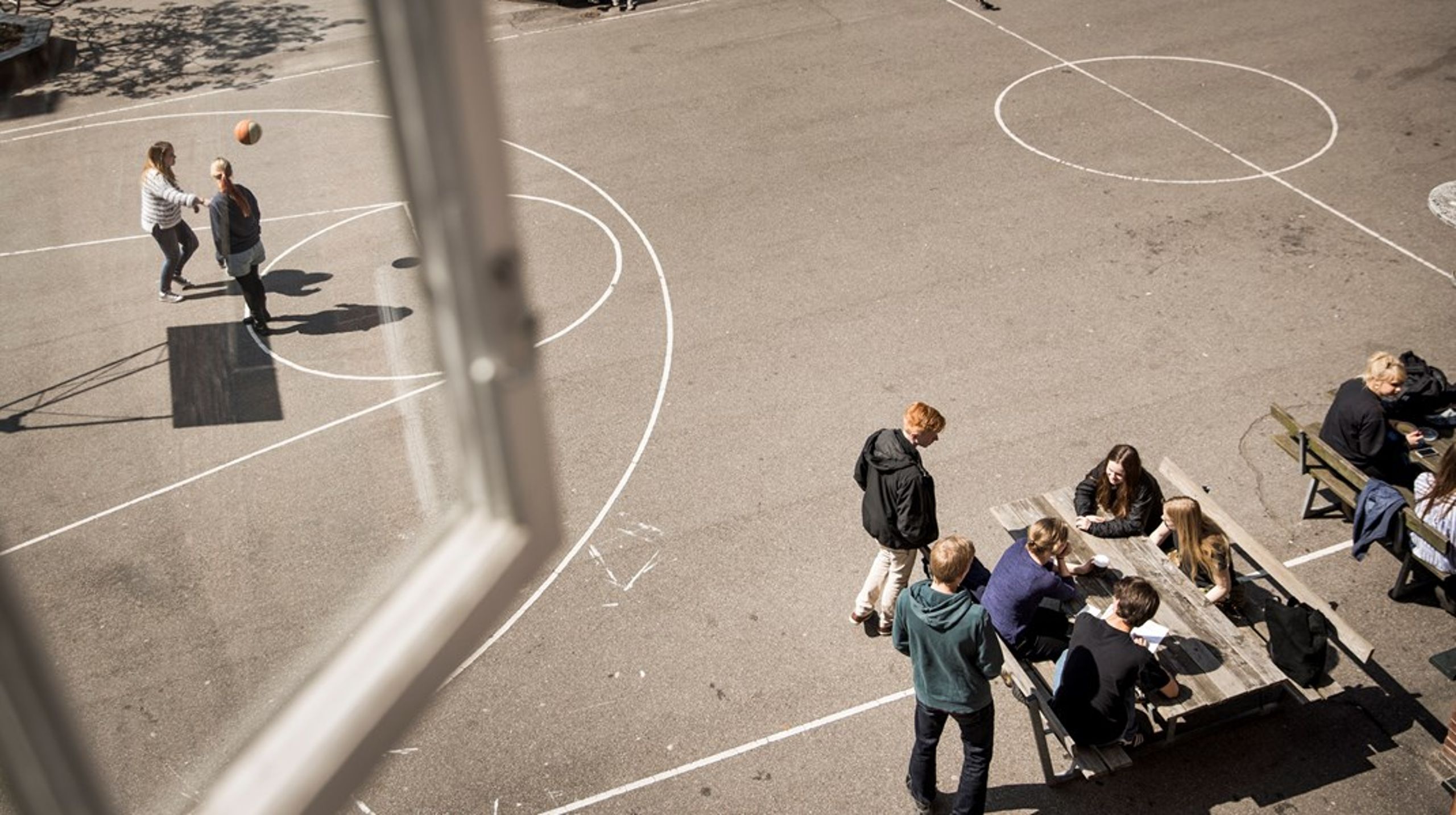 Det er vigtigt at sætte fokus på lærere, der oplever et utrygt arbejdsmiljø, men det er mindst lige så vigtigt at have fokus på de elever, der oplever et utrygt undervisningsmiljø. Det sidste, vi skal gøre, når elever står frem og fortæller deres historier, er at være kritiske og mistroiske, skriver Magnus Herrmann.