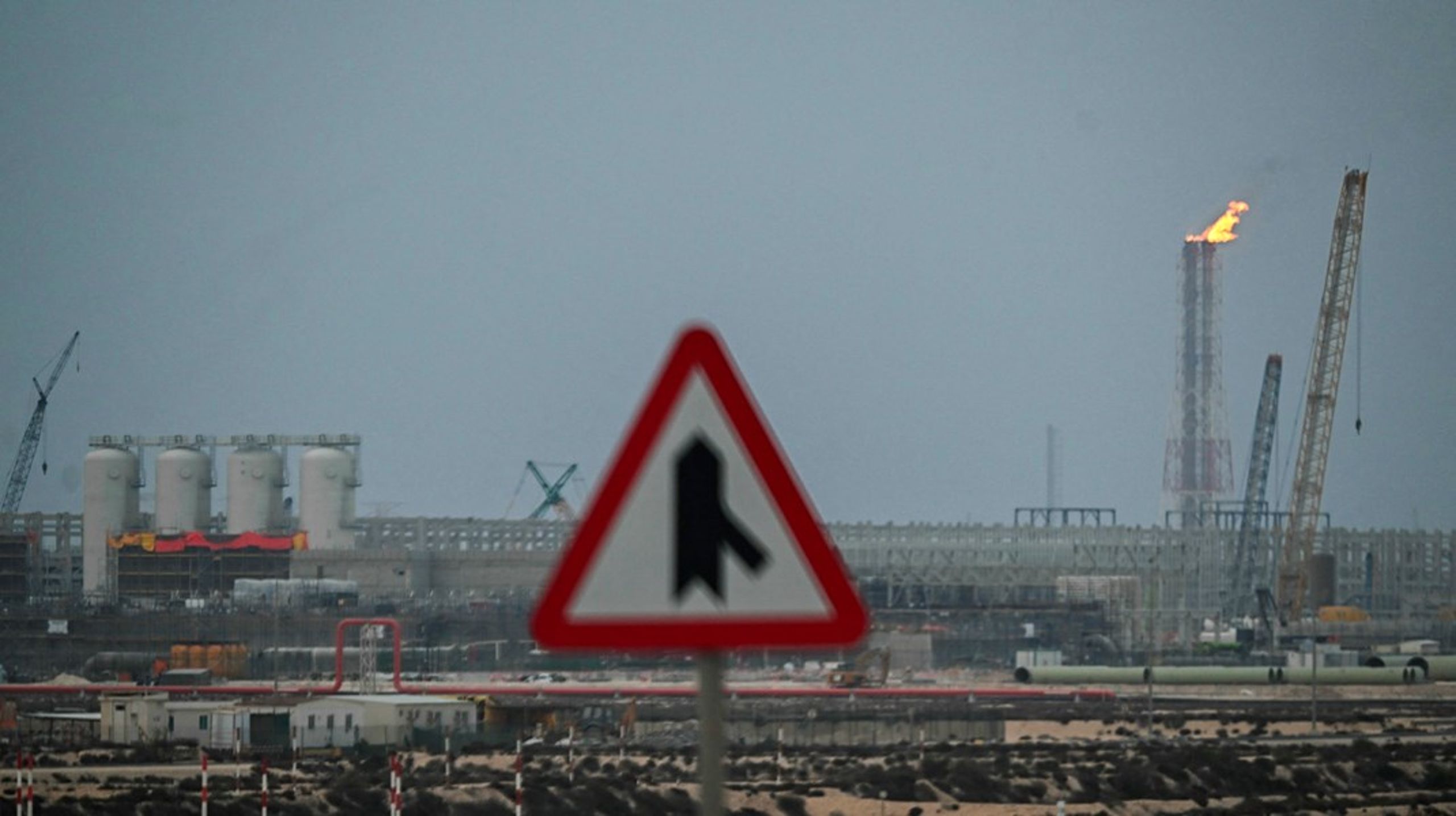 QatarEnergy har suspenderet sin gasproduktion på grund af iranske angreb. Det får de globale energipriser til at stige massivt.