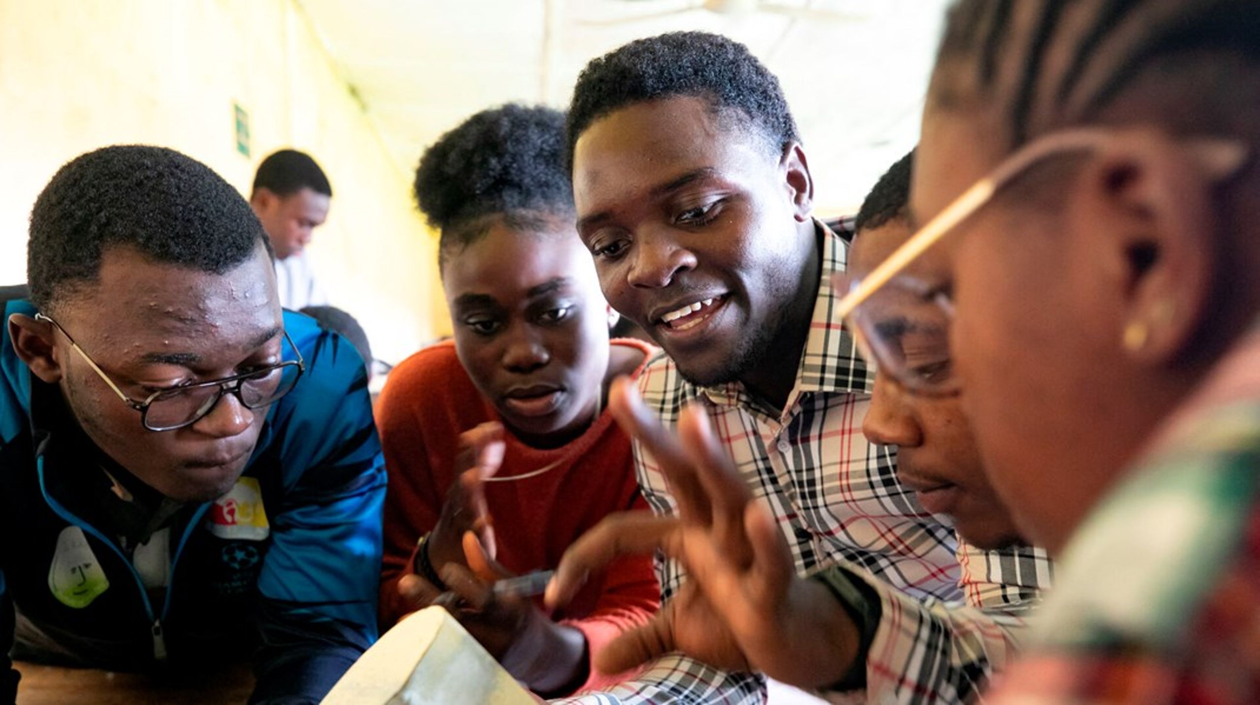 Studerende fra&nbsp;<a href="https://www.scanpix.dk/spdk/?cache=1772638596024&amp;action=search#" target="" rel="">Nkongsamba</a>&nbsp;<a href="https://www.scanpix.dk/spdk/?cache=1772638596024&amp;action=search#" target="" rel="">Institute</a>&nbsp;<a href="https://www.scanpix.dk/spdk/?cache=1772638596024&amp;action=search#" target="" rel="">of</a>&nbsp;<a href="https://www.scanpix.dk/spdk/?cache=1772638596024&amp;action=search#" target="" rel="">Fine</a>&nbsp;<a href="https://www.scanpix.dk/spdk/?cache=1772638596024&amp;action=search#" target="" rel="">Arts</a>&nbsp;i Cameroun.&nbsp;