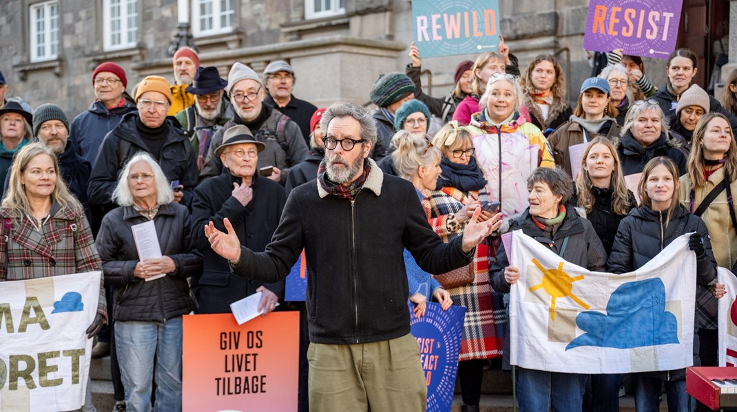 Tegner, forfatter og instruktør Anders Morgenthaler førte an, da Klimakoret sang velkendte sange, omskrevet til svinestopmødets hovedbudskab: Den konventionelle svineproduktion udpiner både dyr, natur og mennesker.&nbsp;