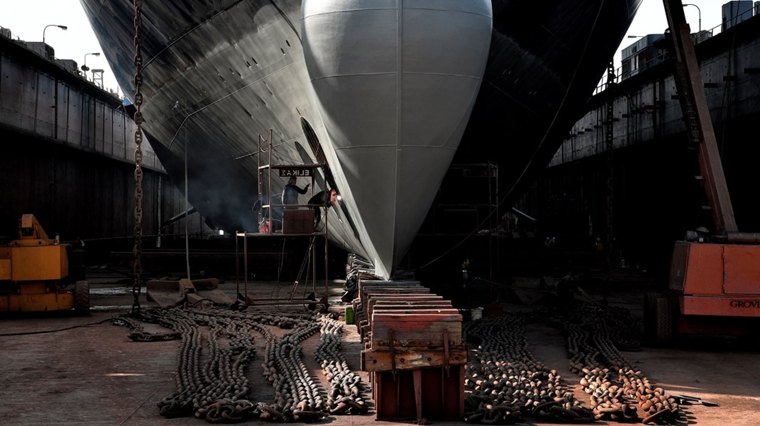 Svejsere arbejder på et skib i tørdokken i den kinesisk ejede havn i Piræus i Grækenland.&nbsp;<br>