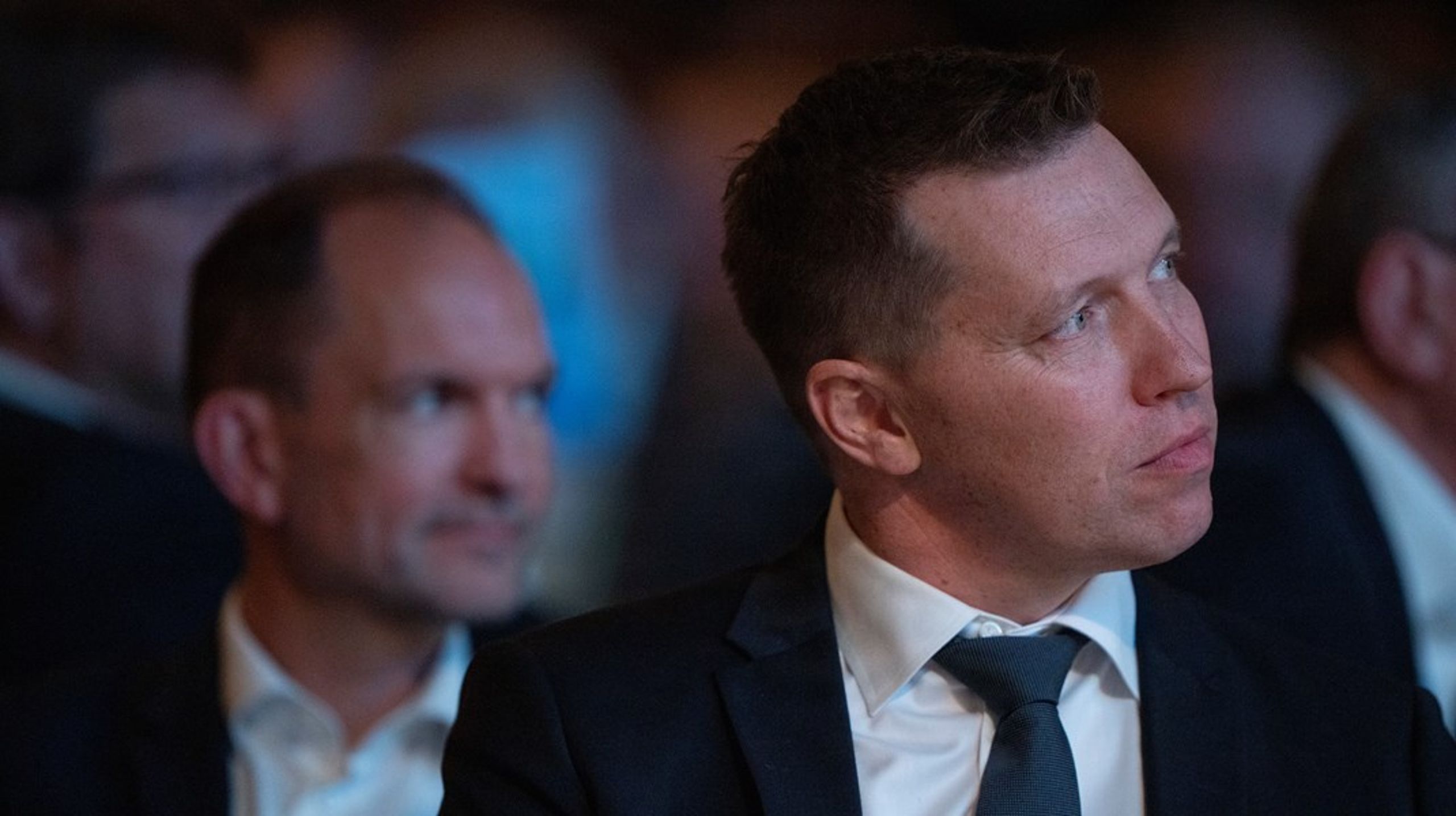 Søren Søndergaard under delegeret møde hos Landbrug &amp; Fødevarer i november 2025. I baggrunden ses trepartsminister Jeppe Bruus (S).