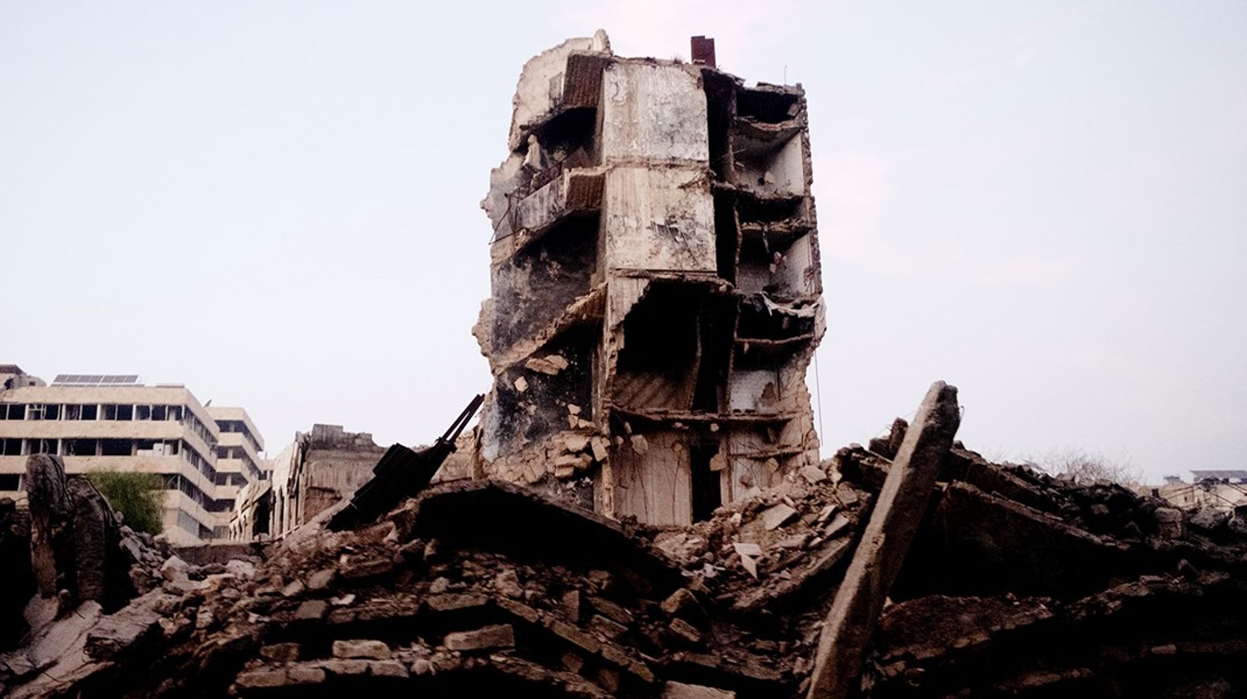 13 års krig har efterladt en tredjedel af alle bygninger i ruiner – eller med andre ord, smadret cirka 1,9 millioner hjem for omkring 10 millioner mennesker, skriver Betina Gollander-Jensen.