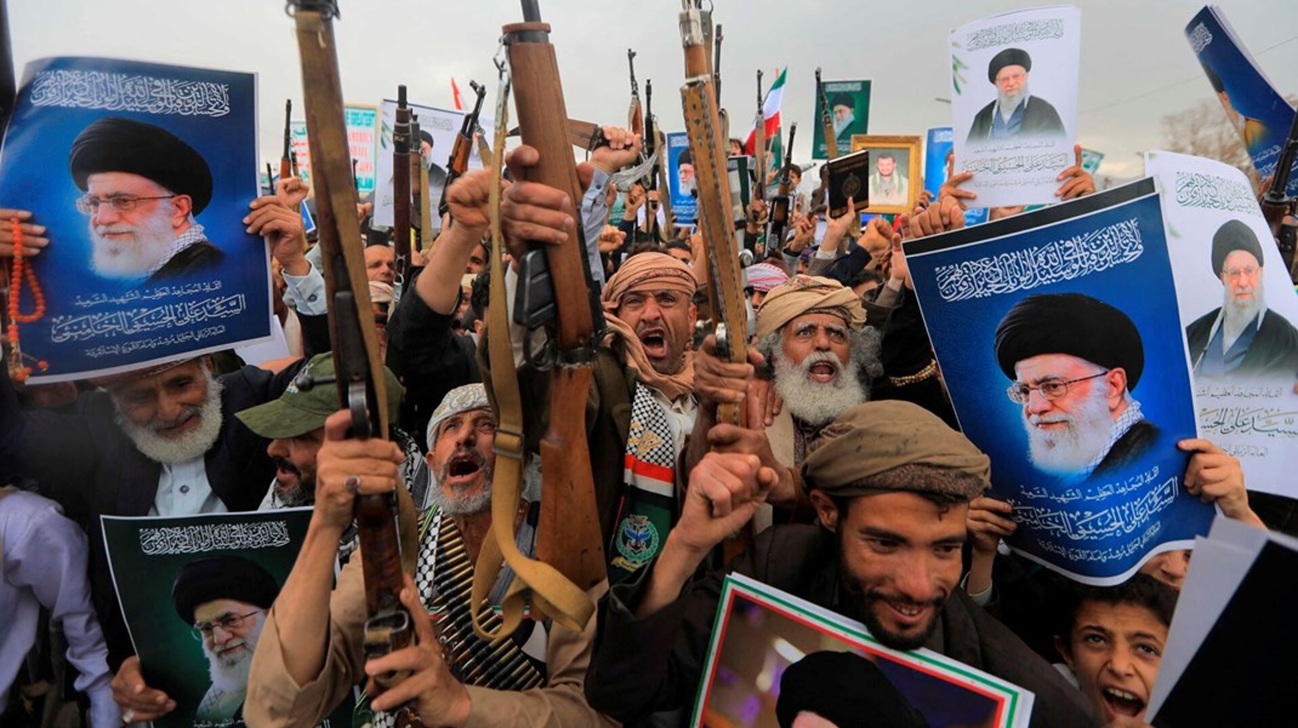 Europa frygter at se USA's og Israels krig mod Iran brede sig til resten af Mellemøsten. Her ses houthi-krigere i Yemen fredag udtrykke deres støtte til Iran og Libanon, der bliver bombarderet af amerikanerne og israelerne.