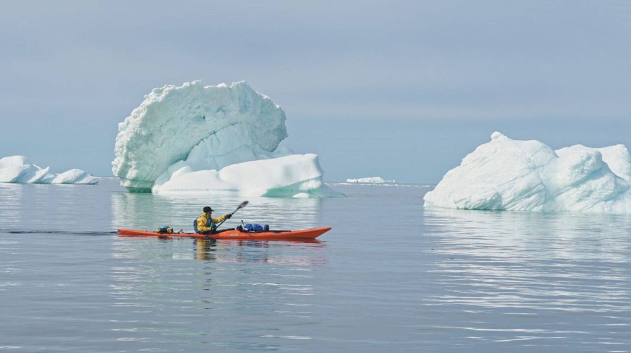 I 'Qajaq Man' padler en britisk kok 3.000 kilometer langs Grønlands vestkyst, overlever på naturens nåde og opdager fællesskabets styrke i et land omgærdet af geopolitiske spændinger.