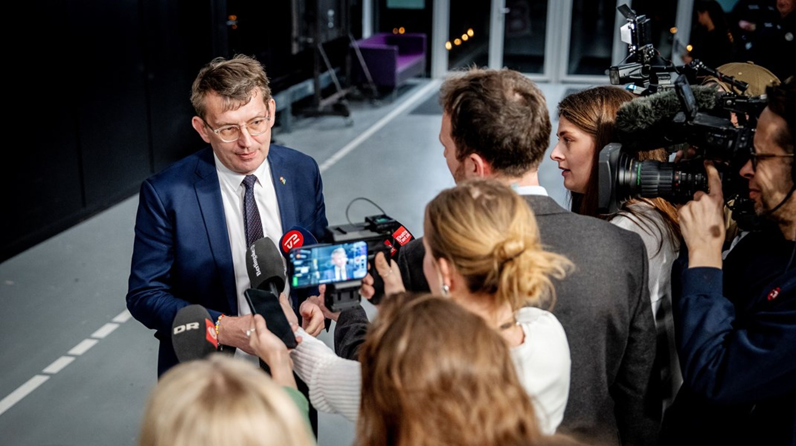 Troels Lund Poulsens lancering af sit&nbsp;statsministerkandidatur på sociale medier fremstod lidenskabsløs og defensiv. Den første partilederrunde på tv efterlod heller ikke billedet af en toppolitiker med gennemslagskraft og karisma, der kan udfordre Mette Frederiksen, skriver Helle Ib.