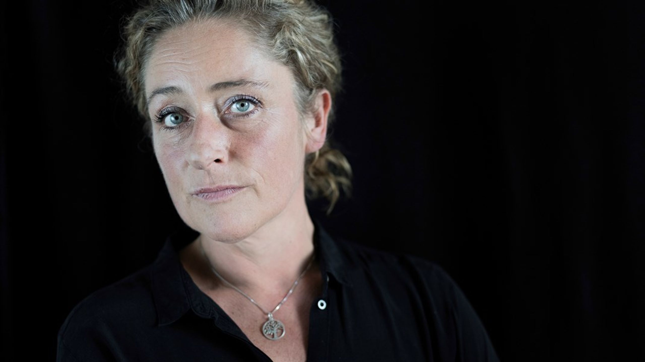 I mange år har vi organiseret ældreplejen ud fra en driftslogik, hvor medarbejdere forventes at kunne håndtere alle opgaver og samtidig presses af dokumentation, minutstyring og stramme vagtplaner.
Resultatet er dårligere omsorg og et arbejdsmiljø med mindre fagligt råderum, skriver Maria Durhuus (S).&nbsp;