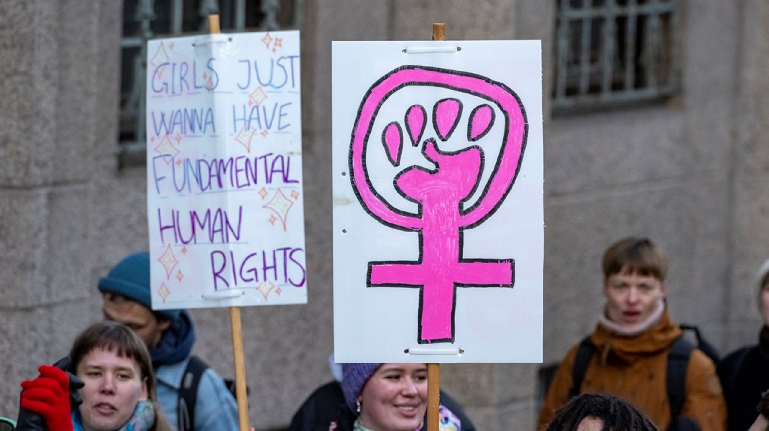 I 1960 var 600.000&nbsp;danskere medlem af et politisk parti. I dag er under tre procent af danskerne partimedlemmer. Udviklingen er omvendt proportional: Protesterne vokser. Organiseringen falder, skriver Emily Olander Christiansen. Billede fra demonstration på&nbsp;kvindernes kampdag 8. marts 2023 i Aarhus.