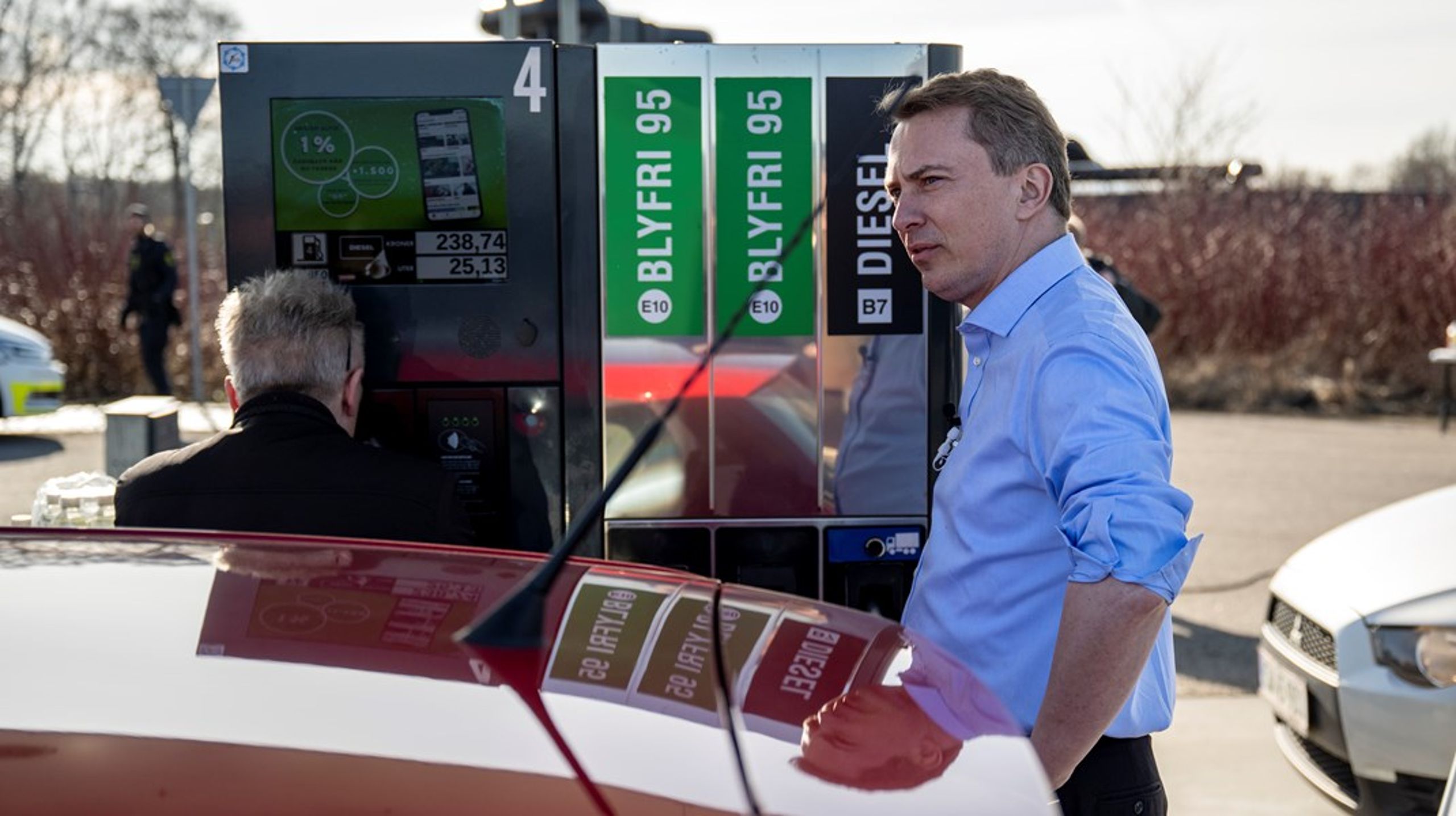 Morten Messerschmidt tog fredag imod hundredevis af bilister, der glædeligt ventede i kø foran Go'on-tanken i Faxe for at købe billigt brændstof.&nbsp;