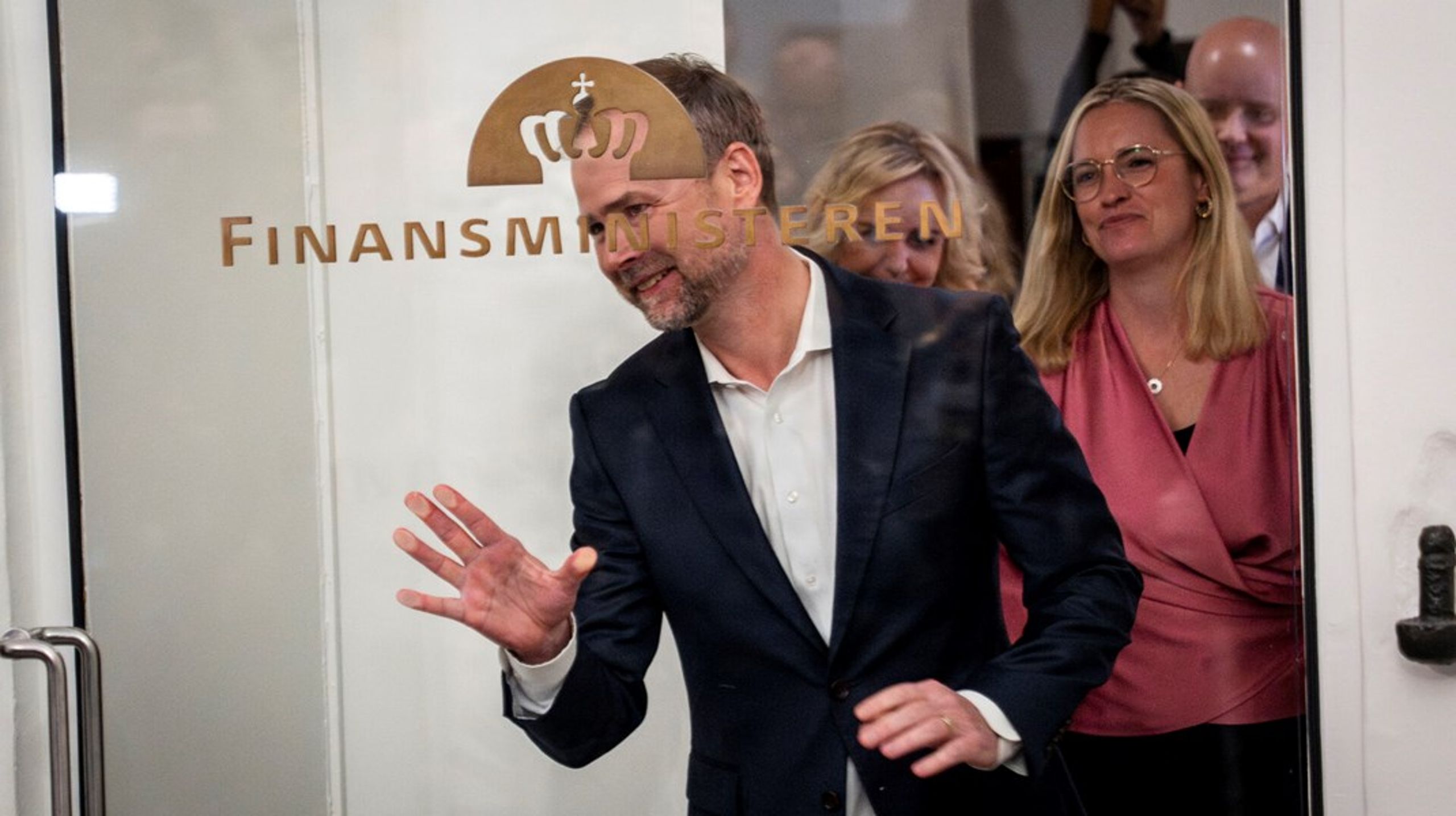 Både finansminister Nicolai Wammen (S) og Venstres næstformand, økonomiminister Stephanie Lose, er overvejende enige i, at der skal udlignes mere mellem rige og fattige kommuner. Anderledes ser K-formand Mona Juul og&nbsp; Moderaternes kulturminister Jakob Engel-Schmidt (<i>i baggrunden red.</i>) på det.