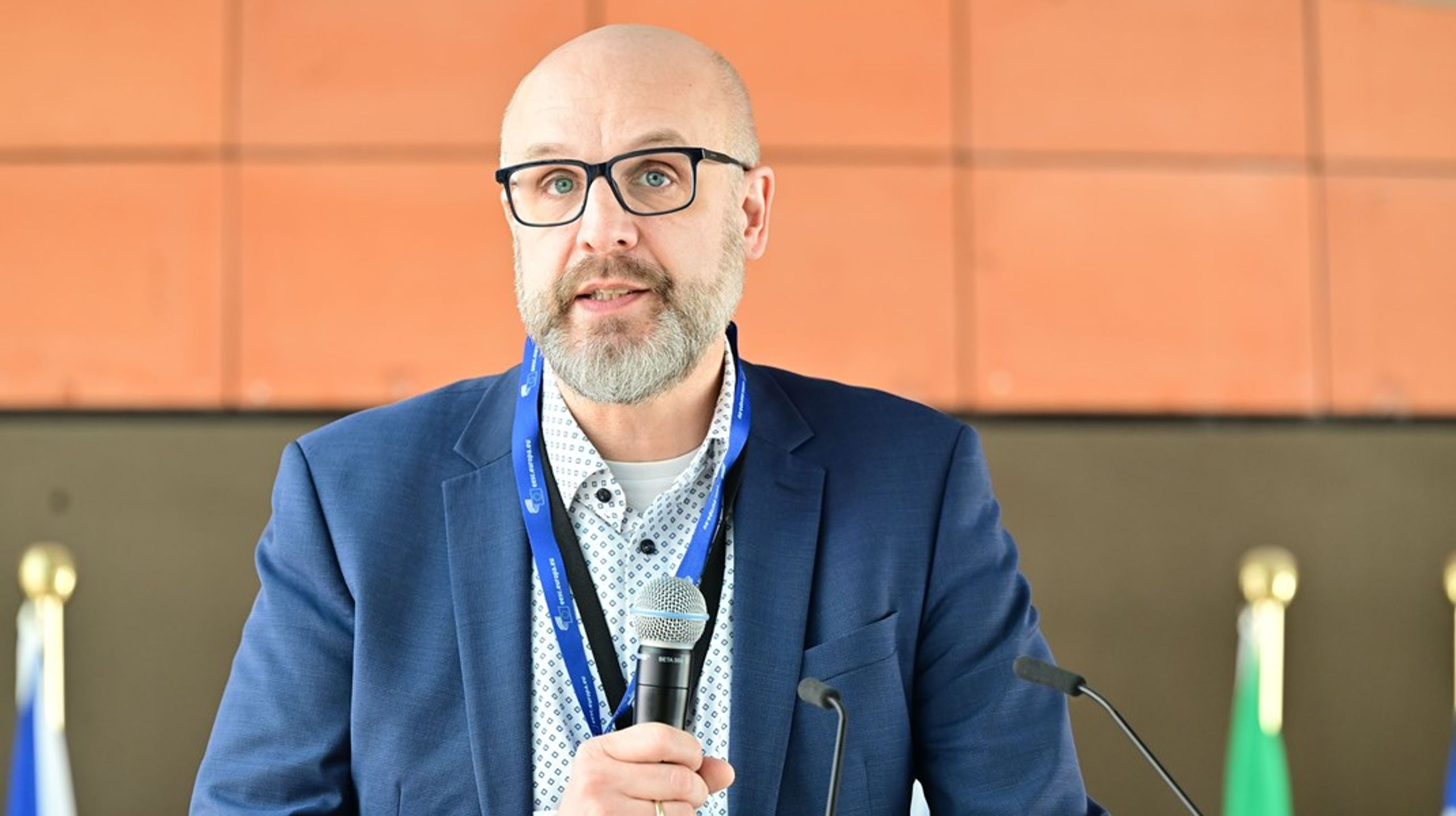 Christian Moos, ordfører på EØSU's holdning til det europæiske demokratiskjold, mener personligt ikke at skjoldets tiltag er tilstrækkeligt slagkraftige til at beskytte os mod fremmede magters indblanding i valg. Der skal andre og mere vidtrækkende midler til,&nbsp;er hans opfattelse.&nbsp;