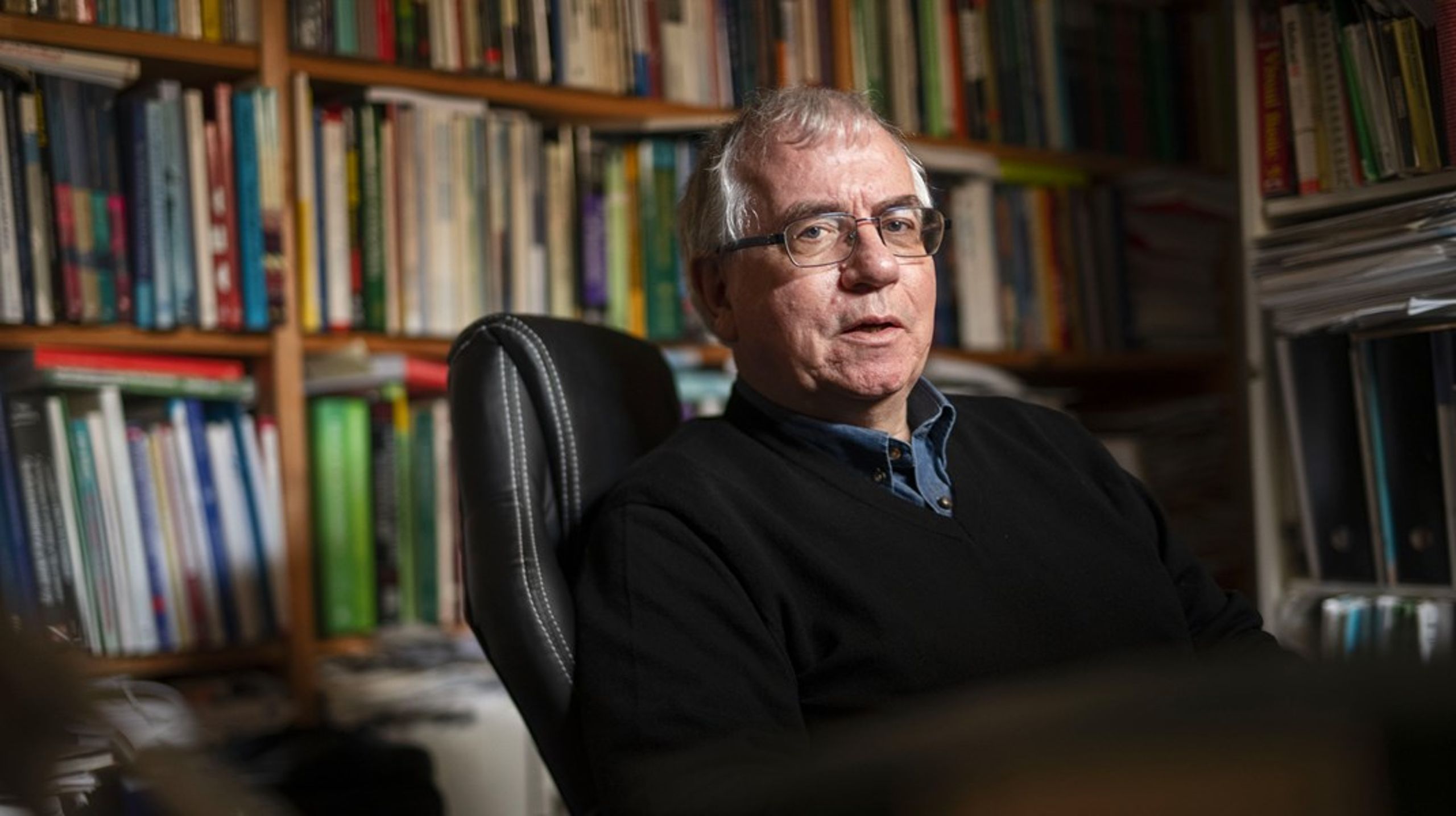 Det er alt for let at afvise Finansministeriets tal med henvisning til, at de er forbundet med stor usikkerhed og bruge strudsetaktikken. Lad os i stedet se på, hvad andre analyser siger.&nbsp; Samlet peger de også på for mange læger. Det præcise tal kan diskuteres – men kun det – de kan ikke betvivles, skriver Kjeld Møller Pedersen.