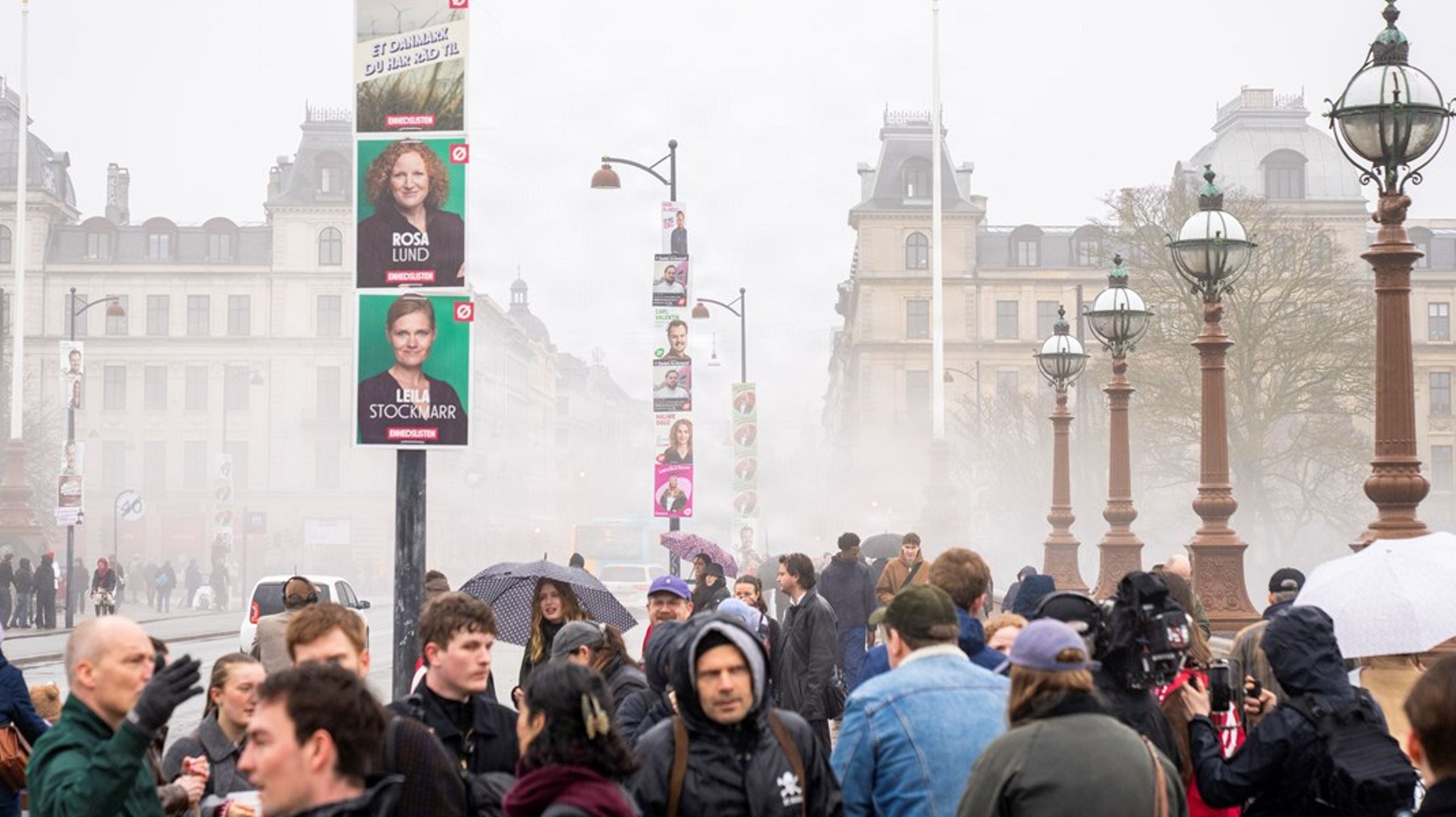 Der skal deles flyers ud på togstationer, parkeringspladser, foran arbejdspladser og uddannelsesinstitutioner, der skal lokkes med kaffe, æbler, kager og roser, og der skal siges ja til alle debatter, hvor mere end ti mennesker er stimlet sammen for at lytte, skriver Robin Juel Johansen.