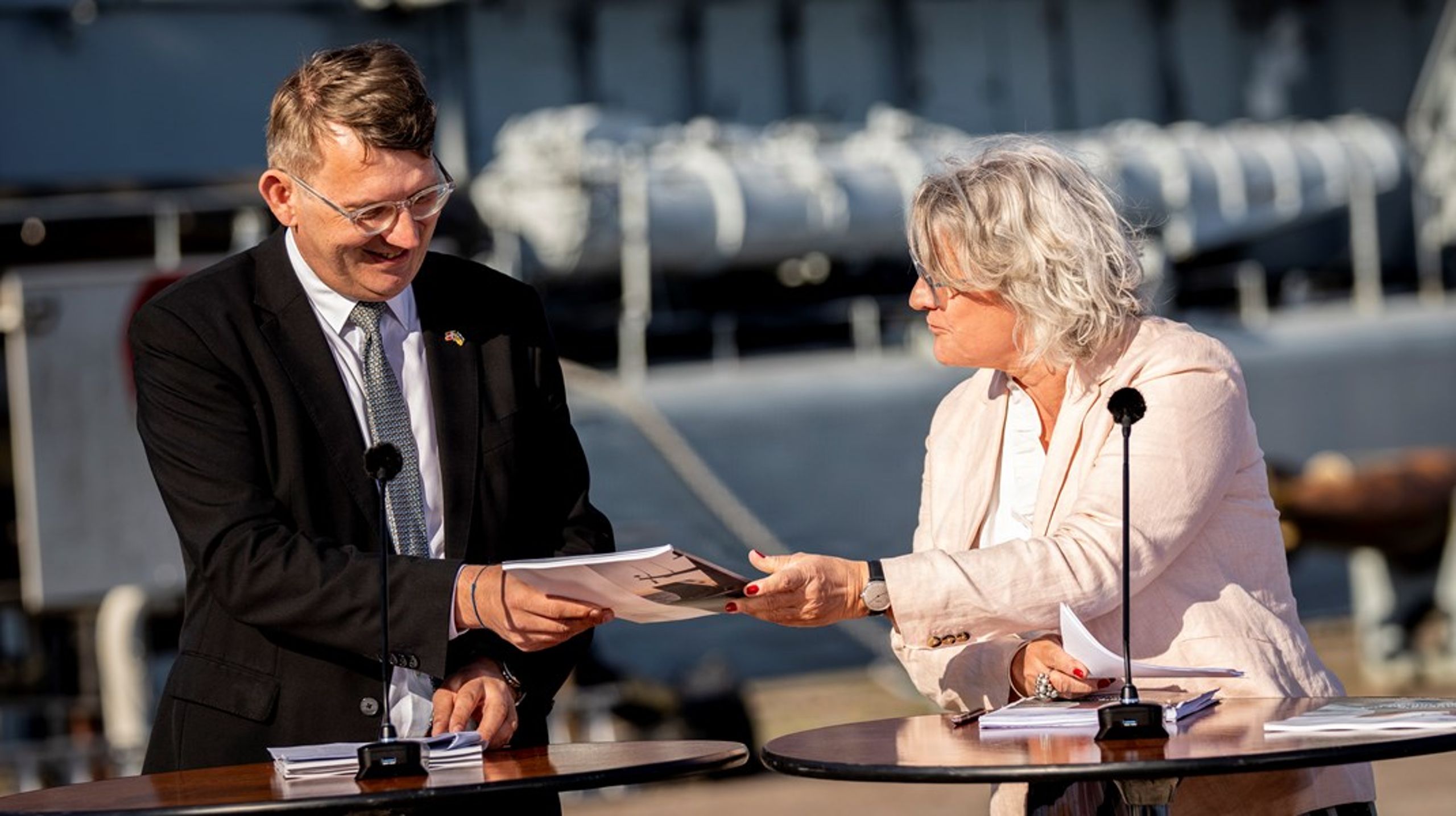 Venstre er blandt de partier, som Danske Rederier har støttet med mindst 23.600 kroner, som er grænsen for hvornår donationer må holdes anonyme. Størrelsen vil rederiforeningen dog ikke oplyse. På billedet fra 2024 overdrager Danske Rederiers administrerende direktør, Anne H. Steffensen, anbefalingerne fra det maritime partnerskab til forsvarsminister og Venstre-formand Troels Lund Poulsen.&nbsp;&nbsp;