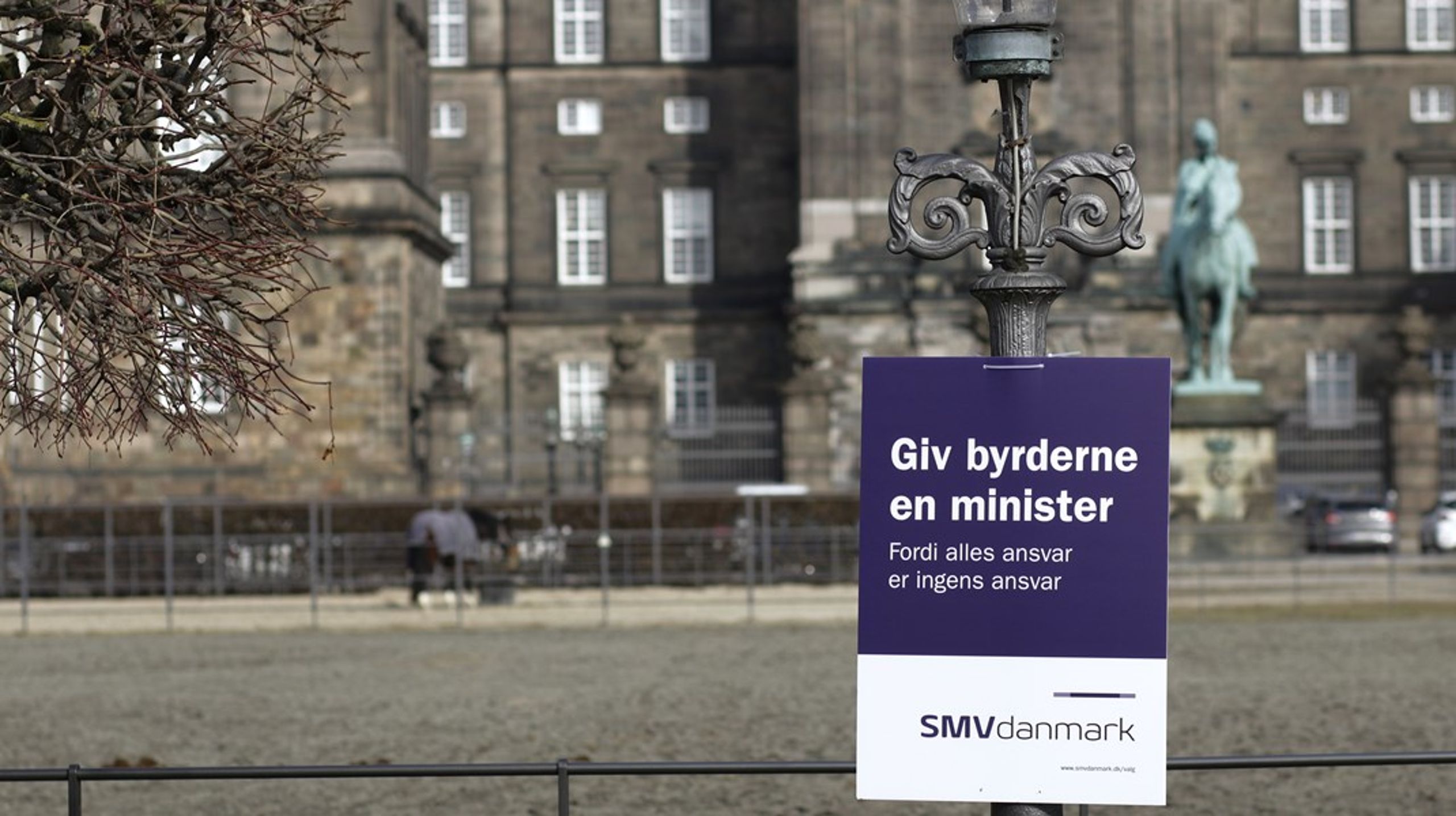 SMV'ernes interesseorganisation prøver at gøre politikerne opmærksomme på budskabet om, at Danmark bør få en byrdeminister ved at hænge plakater op i nærheden af Christiansborg.