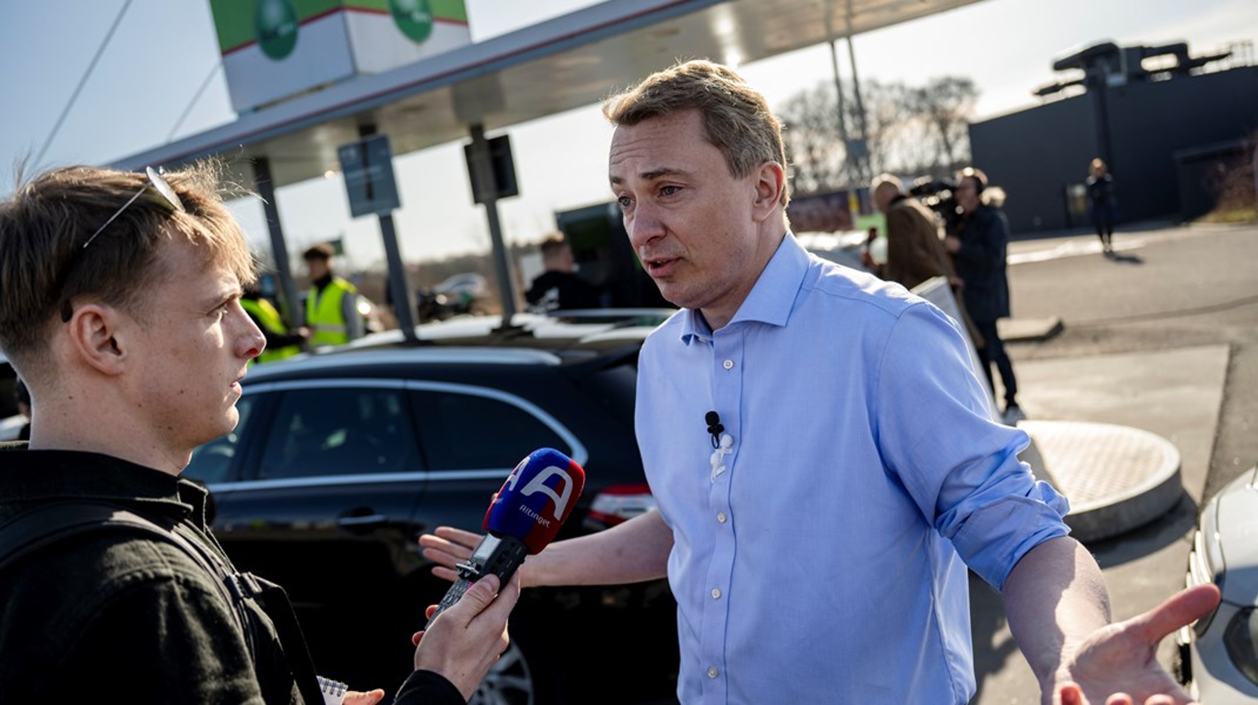 Altingets transportredaktør Daniel Bue Lauritzen taler med Morten Messerschmidt til et atypisk vælgermøde på en tankstation&nbsp;i Faxe.