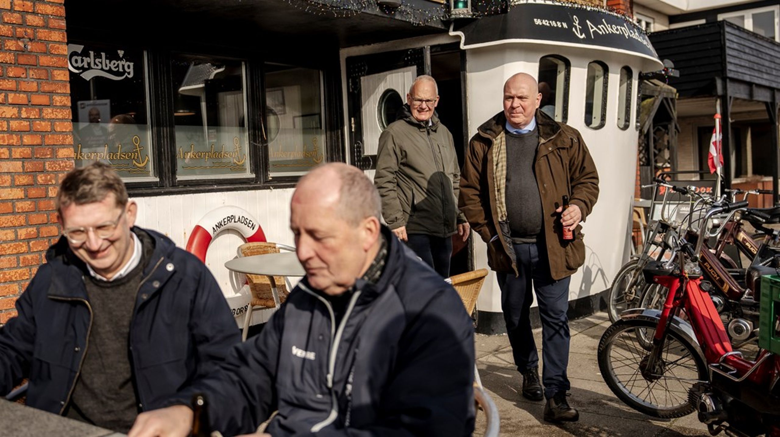 Tidligere på ugen var Søren Gade i Thyborøn for at føre valgkamp sammen med V-formand Troels Lund Poulsen og kommunens mangeårige bykonge, Erik Flyvholm (V), som nu stiller op til Folketinget. De fik blandt andet øl og tørfisk på værtshuset, Ankerpladsen, og en tur rundt i byen på Puch Maxi. Udenfor billedet var transportminister Thomas Danielsen (V) også med.