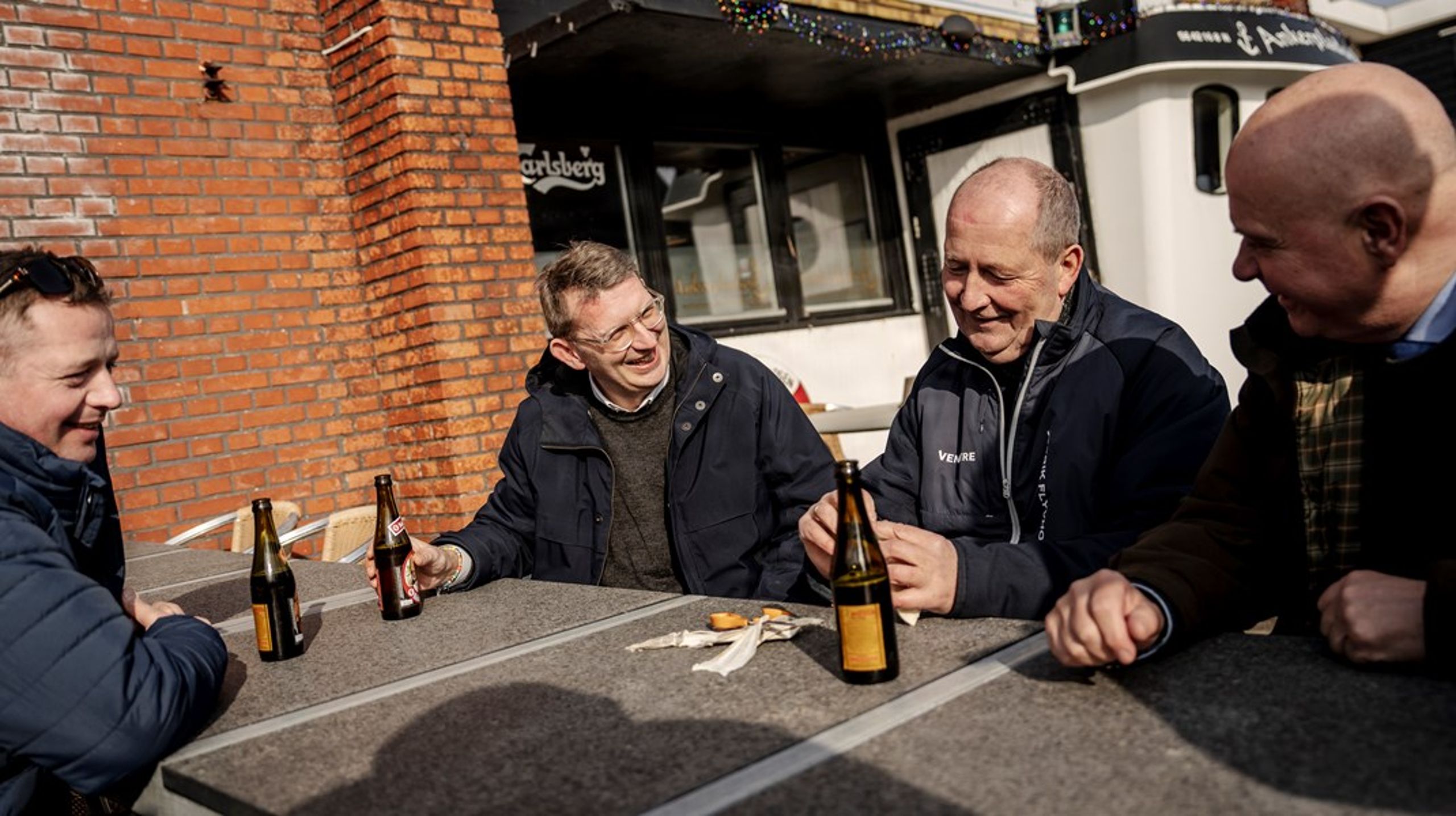 Transportminister Thomas Danielsen, bykonge&nbsp;Erik Flyvholm og stemmesluger Søren Gade skal ifølge prognoserne slås om to Venstre-mandater i Vestjylland. Her mødes de i Thyborøn over Høkerbajere og tørfisk.