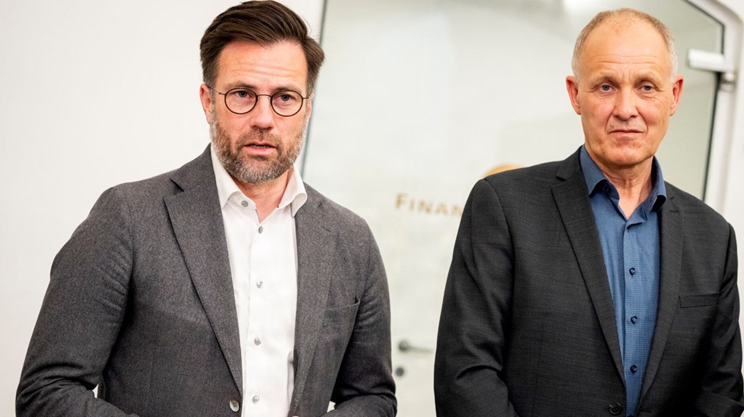 Odenses socialdemokratiske borgmester Peter Rahbæk Juel (tv.) er ny formand for KL. Han afløser Kalundborg-borgmester Martin Damm (V), der til gengæld overtager Peter Rahbæk Juels rolle som næstformand.