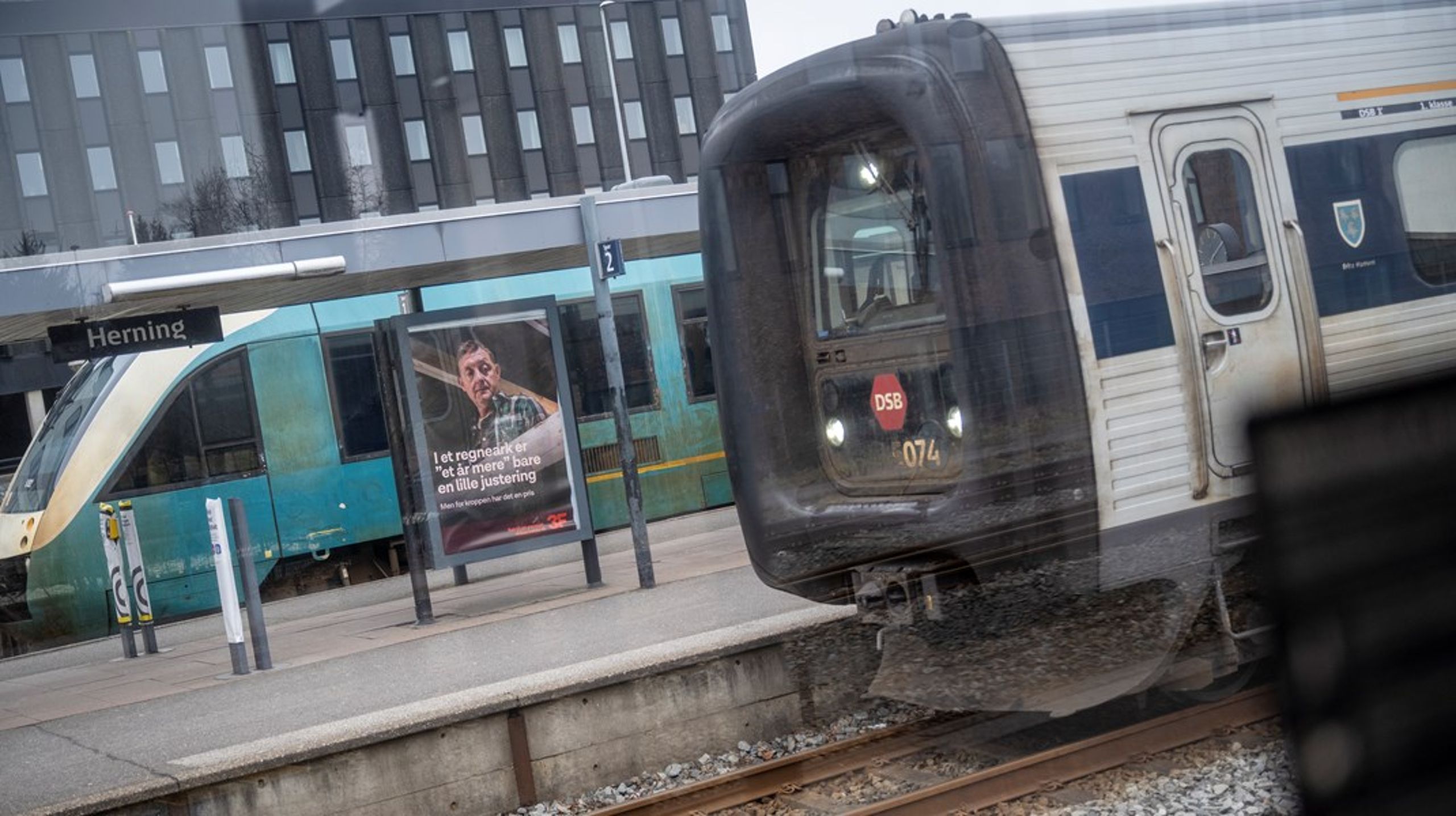 Fagforeninger og arbejdsgivere har åbnet for de store pengekasser i valgkampen. Her ses en annonce for tidlig pension fra 3F på Herning Station. Arkivfoto.