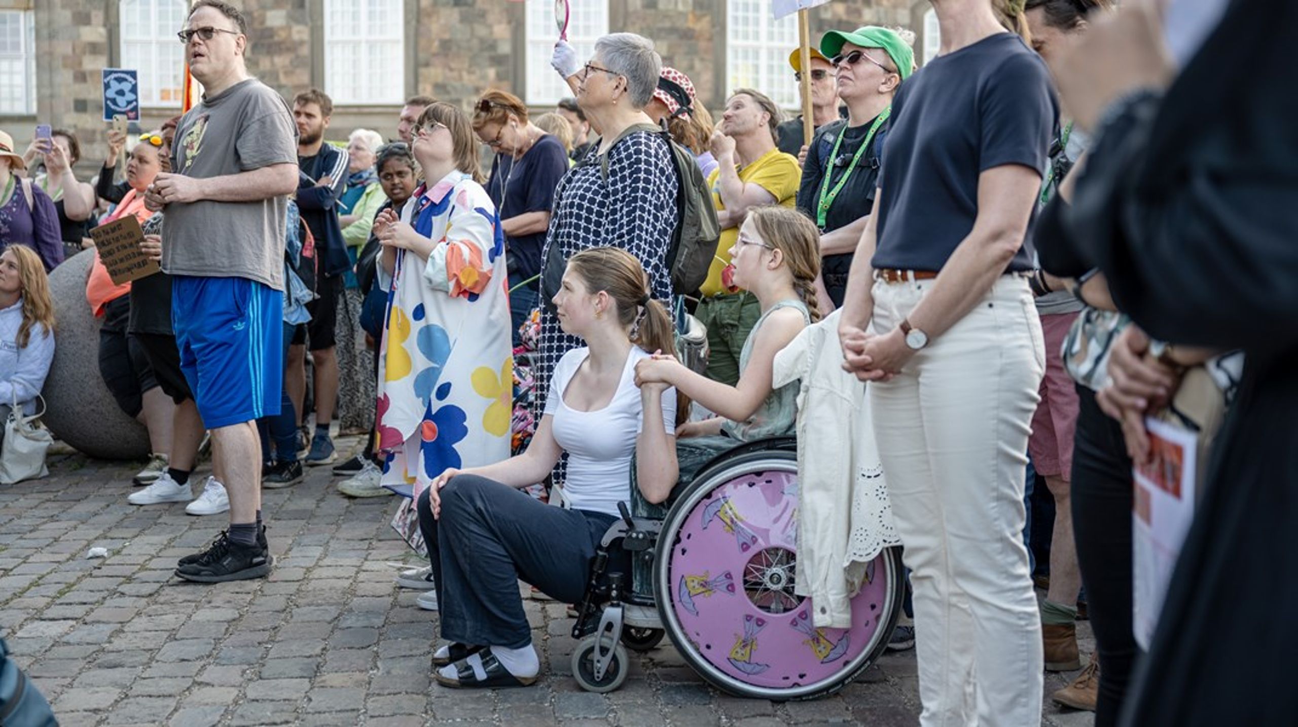 En yngre kvinde i kørestol, Annika, har lagt røde A4-flyers ud på bordet foran kandidaterne. ”Kan I høre mig nu? Handicappolitik ind i valgkampen nu,” står der.&nbsp;Men efter valgmødet føler hun ikke, at politikerne lyttede til hende.&nbsp;