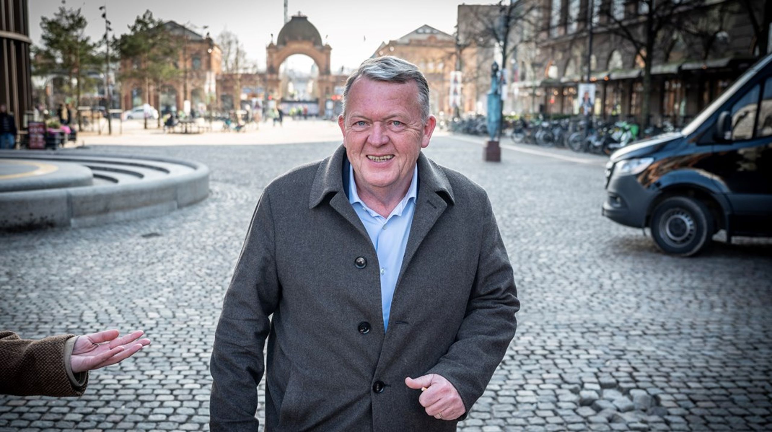 Det sitrende spørgsmål lige nu handler om følgerne af, om Mette Frederiksen (S) bliver afhængig af Moderaternes mandater eller ej. I valgkampens slutspurt kan Lars Løkke Rasmussen måske profitere på to jokere, skriver Helle Ib.