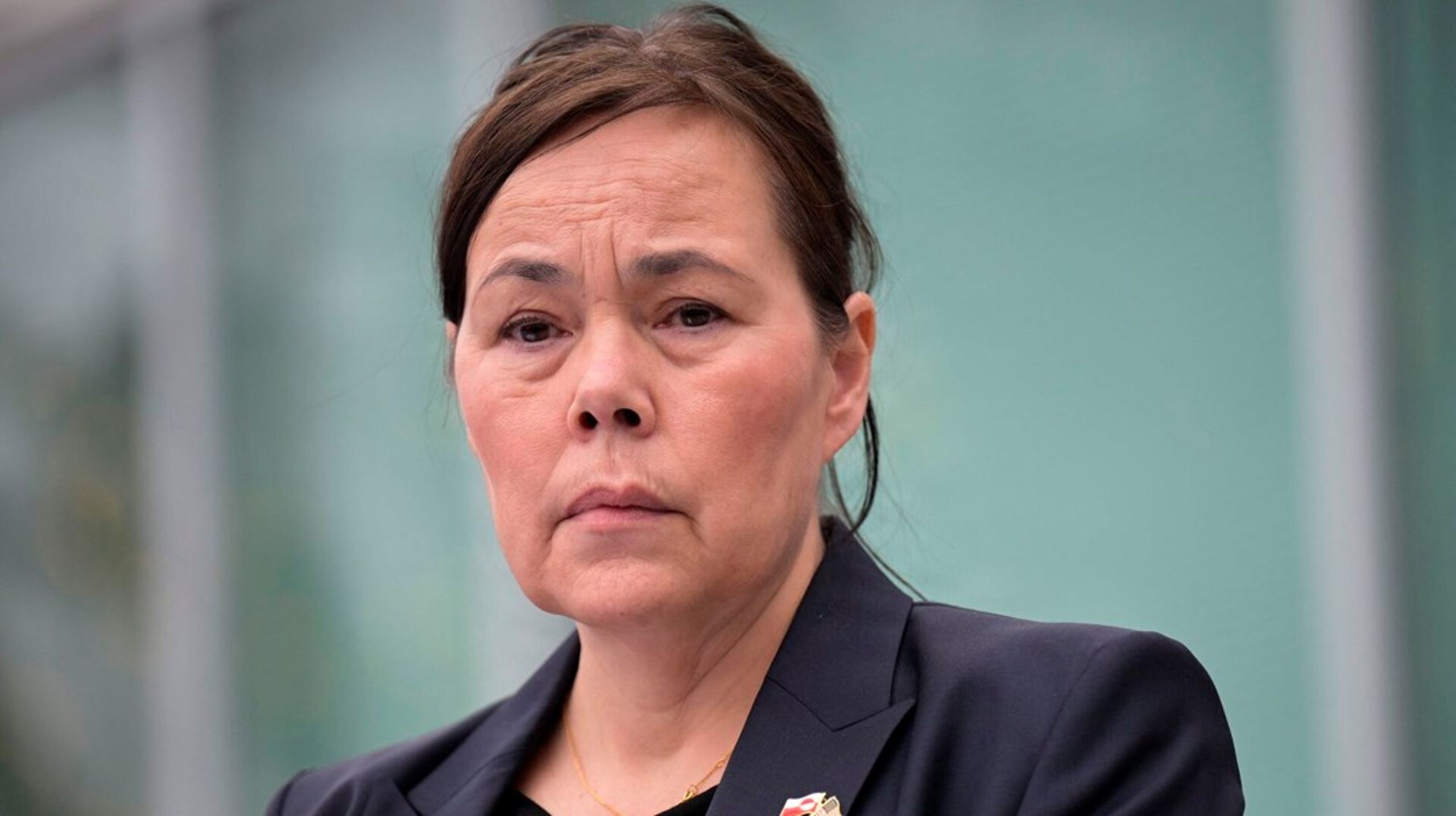 Siumut trækker sig fra den grønlandske regering. Naalakkersuisoq for udenrigsanliggender og forskning for Siumut Vivian Motzfeldt forlader dermed sin post.